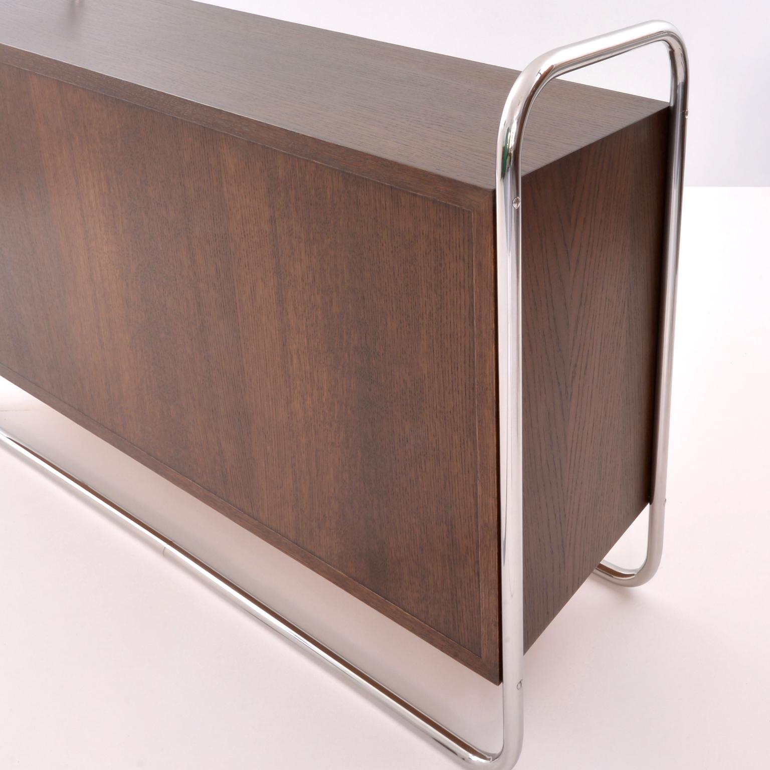 Librería baja de acero tubular Bauhaus a medida, madera teñida, paneles correderos de cristal en Nuevo estado para la venta en Berlin, DE