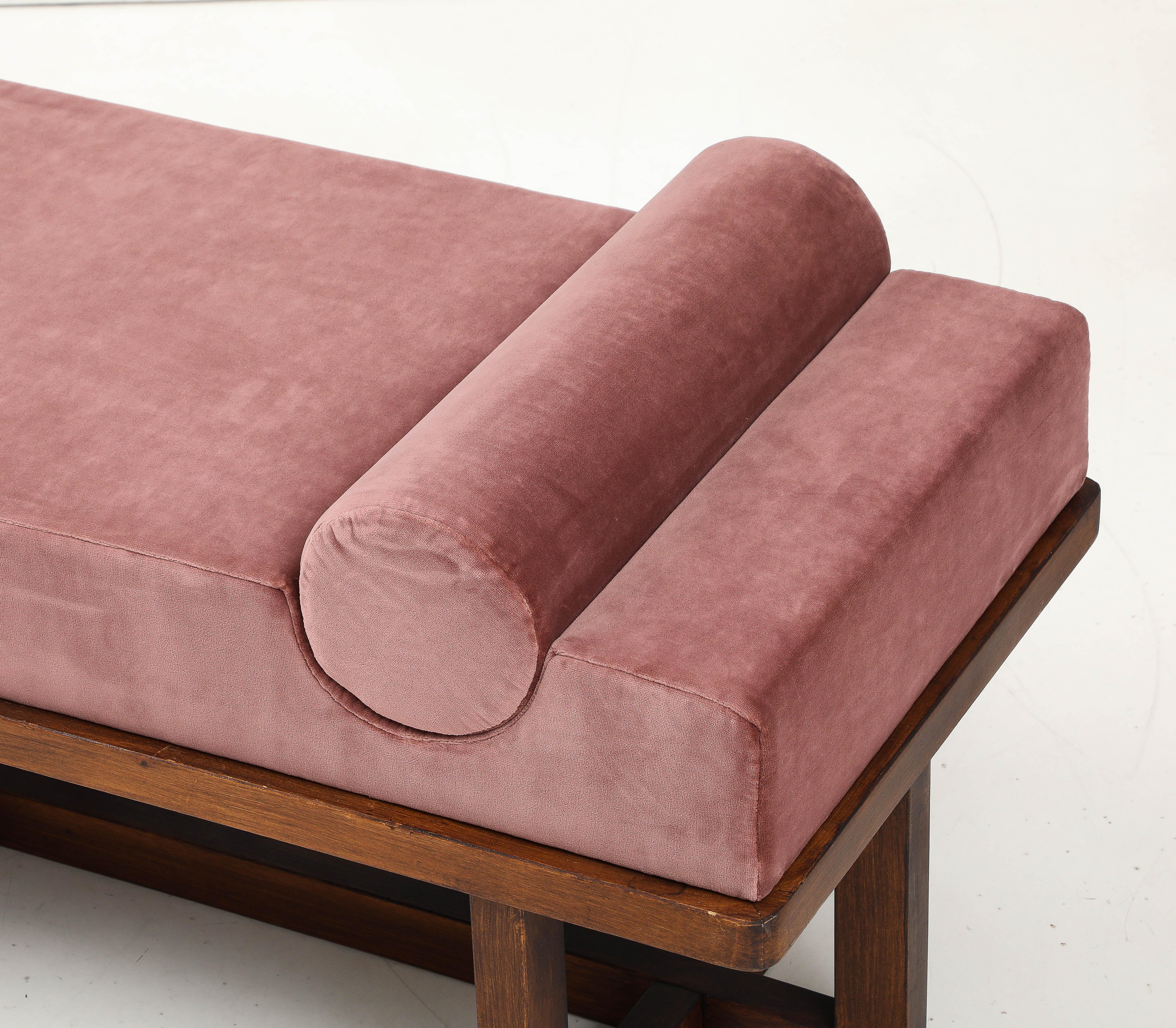 Mid-Century Modern Bespoke Bench with Sculptural Bolsters and Walnut Frame in Rose Velvet, Italy For Sale