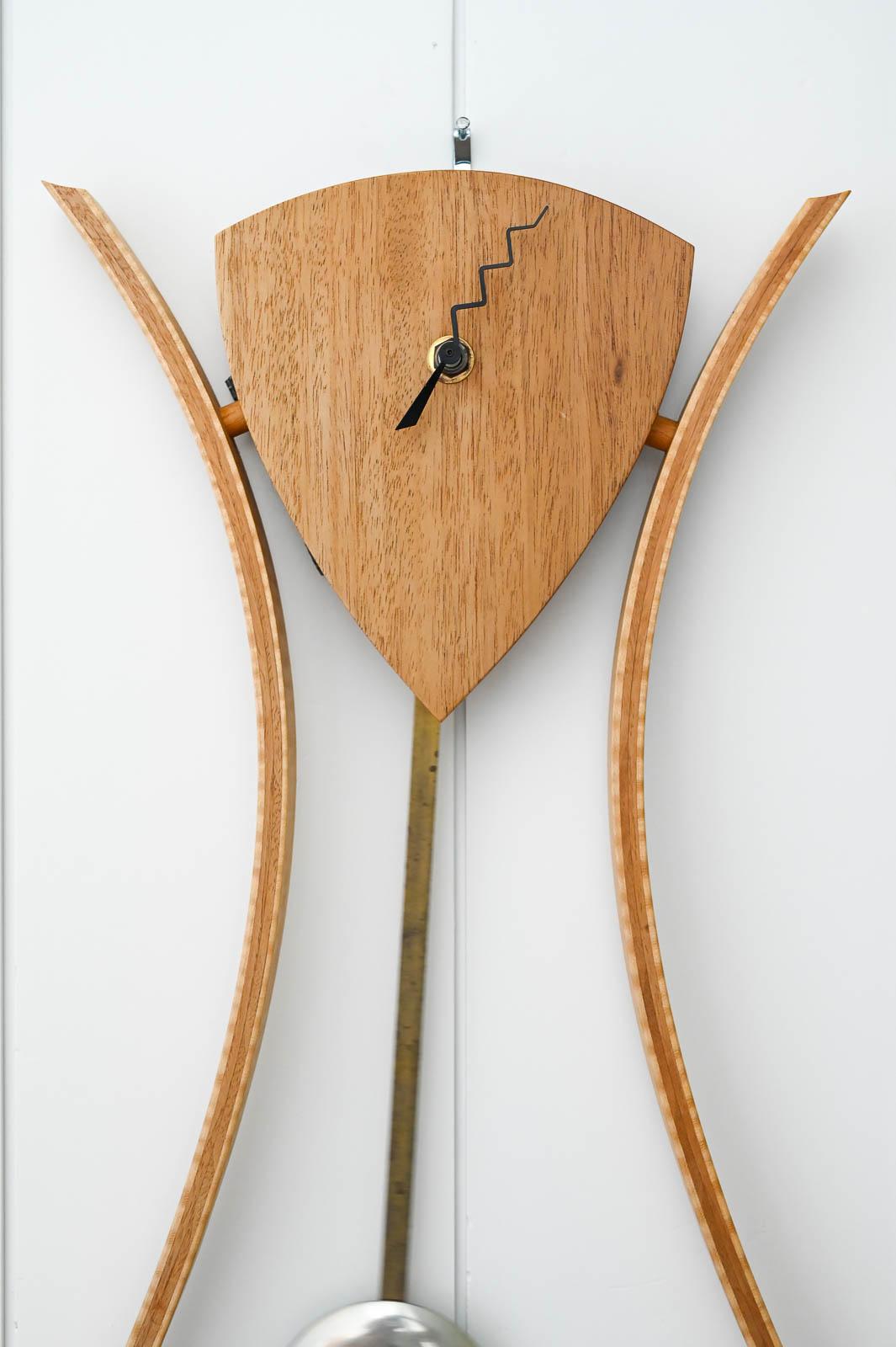 Reloj de madera curvada a medida de Randy Bader, Laguna Beach, CA Posmoderno