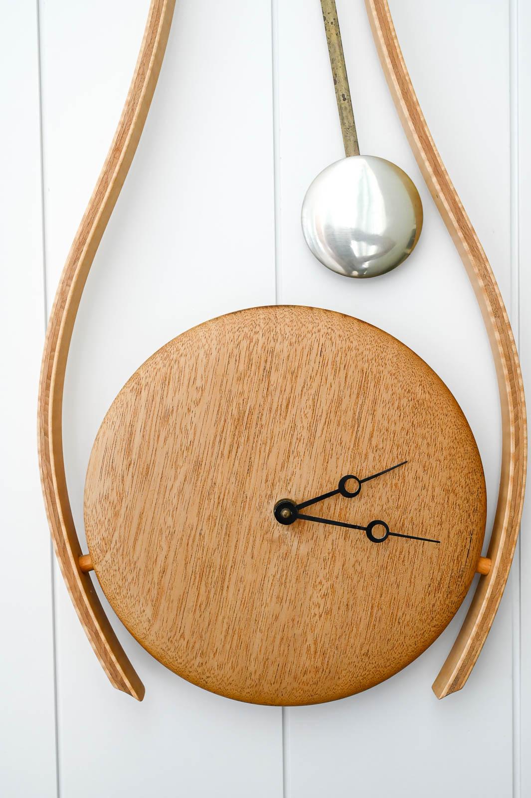 Reloj de madera curvada a medida de Randy Bader, Laguna Beach, CA Estadounidense