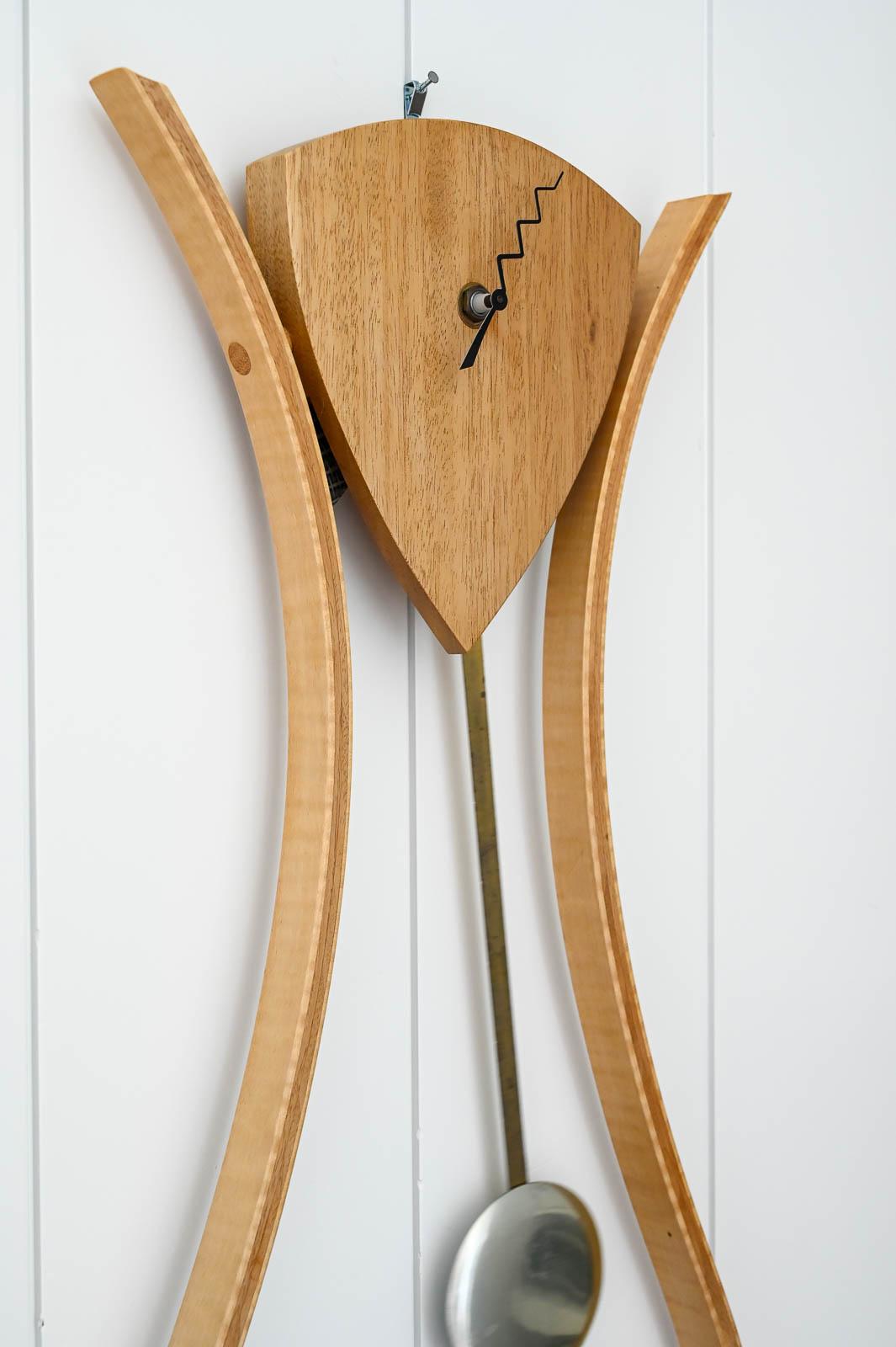 Reloj de madera curvada a medida de Randy Bader, Laguna Beach, CA Siglo XXI y contemporáneo