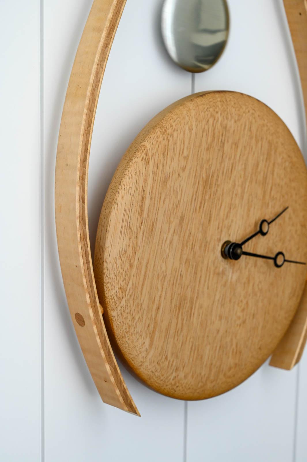 Reloj de madera curvada a medida de Randy Bader, Laguna Beach, CA Madera curvada