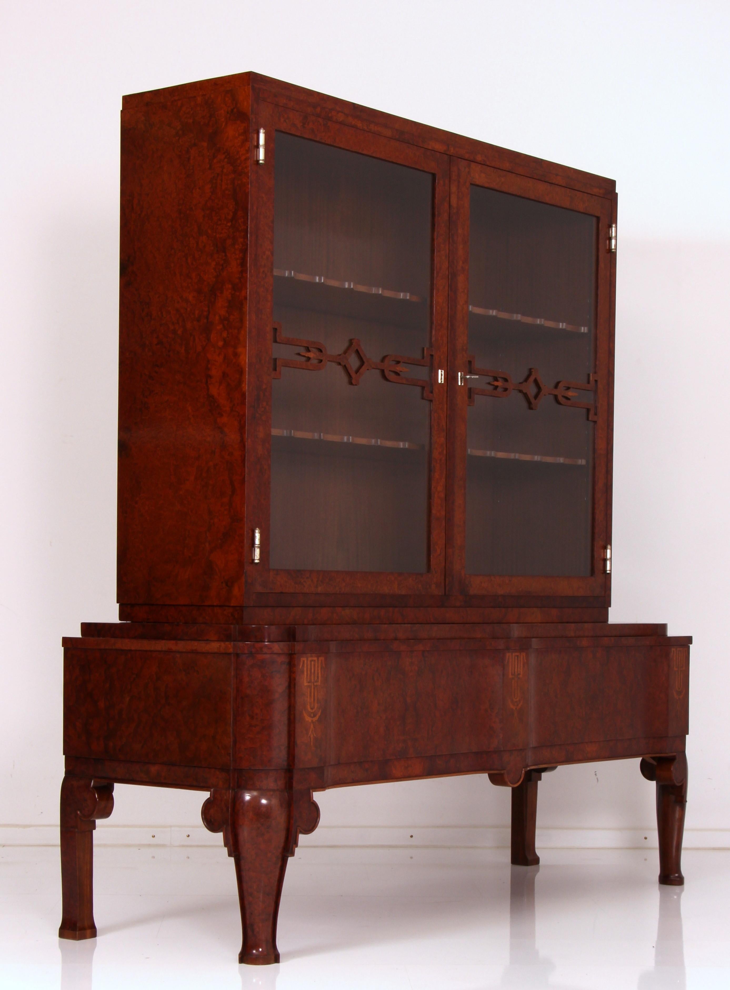 A bespoke diplay cabinet made by one of Munich´s most traditional cabinet makers Heinrich Pössenbacher in the early 1900 years (between 1908 and 1918)
The piece of furniture which is in incredibly good condition has been produced for a family in