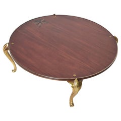 Table basse ronde en bois avec incrustation de papillons et pieds cabrioles dorés à bordure dorée, sur mesure