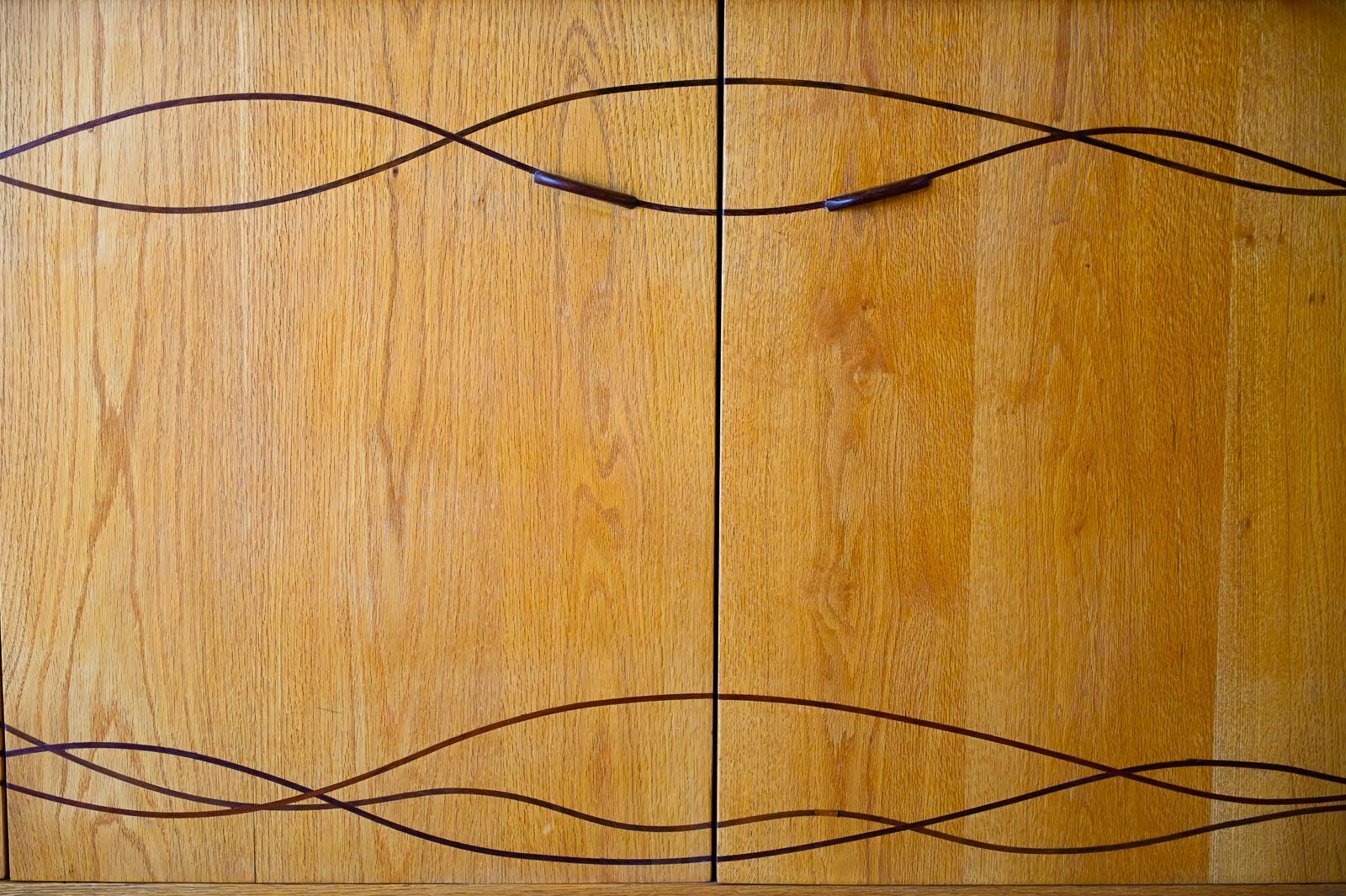 Maßgeschneiderter Schrank mit geschnitzter Intarsienarbeit von Robert Squire Bierbaum, 1995 (Ende des 20. Jahrhunderts) im Angebot