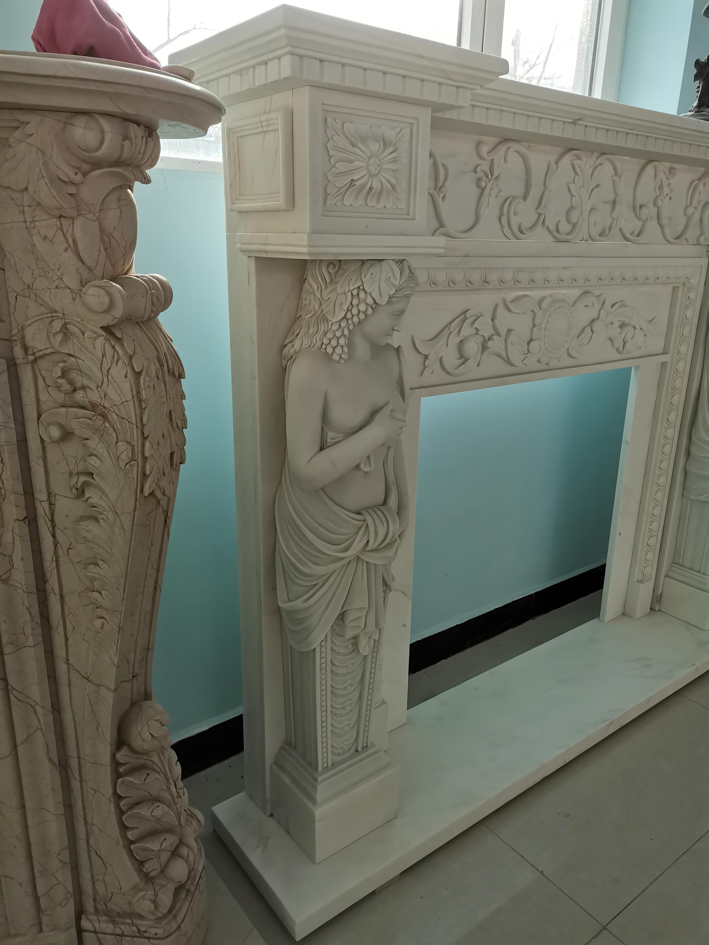 Cheminée sur mesure en marbre blanc sculpté avec figures de cariatides en vente 5