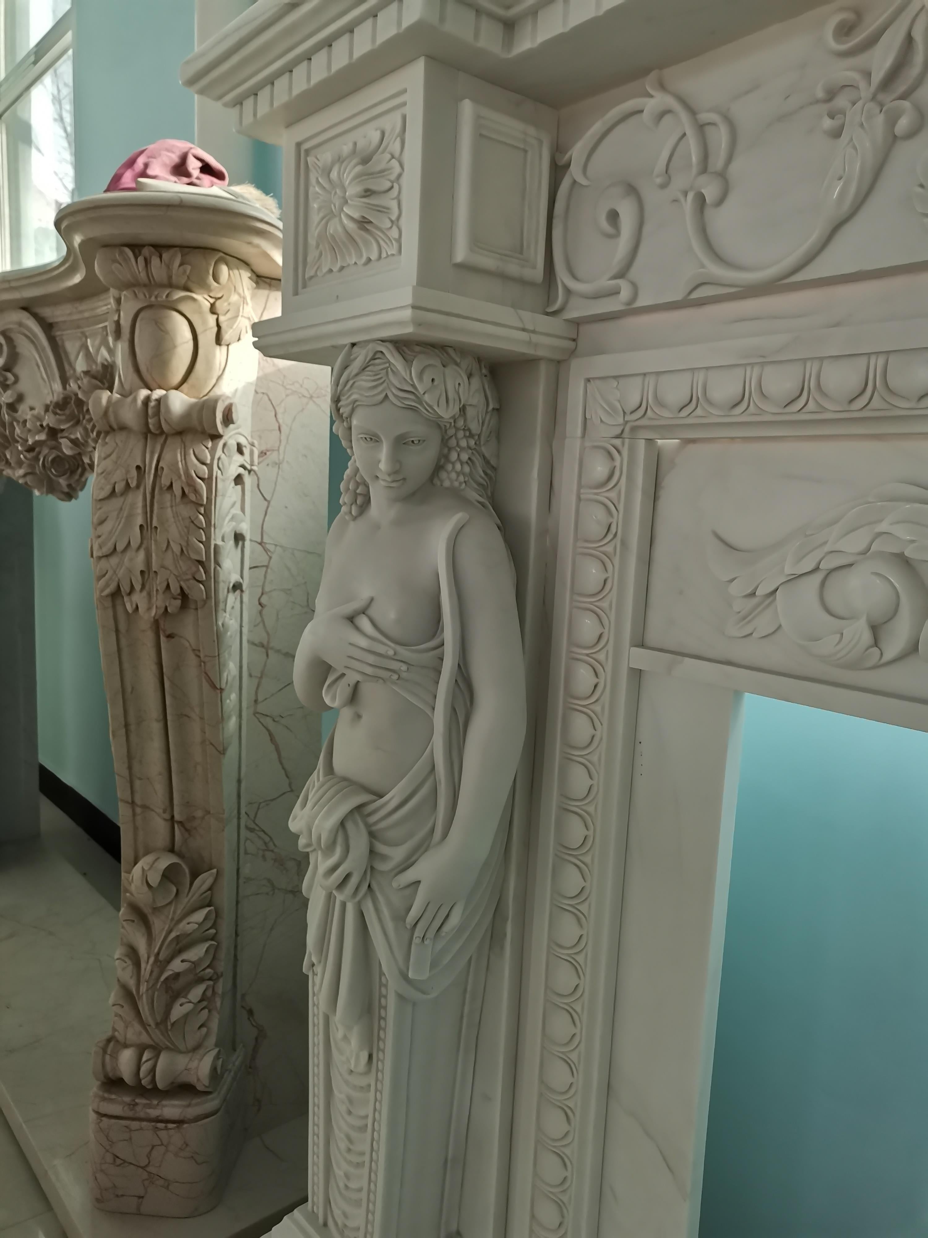 Cheminée sur mesure en marbre blanc sculpté avec figures de cariatides en vente 6