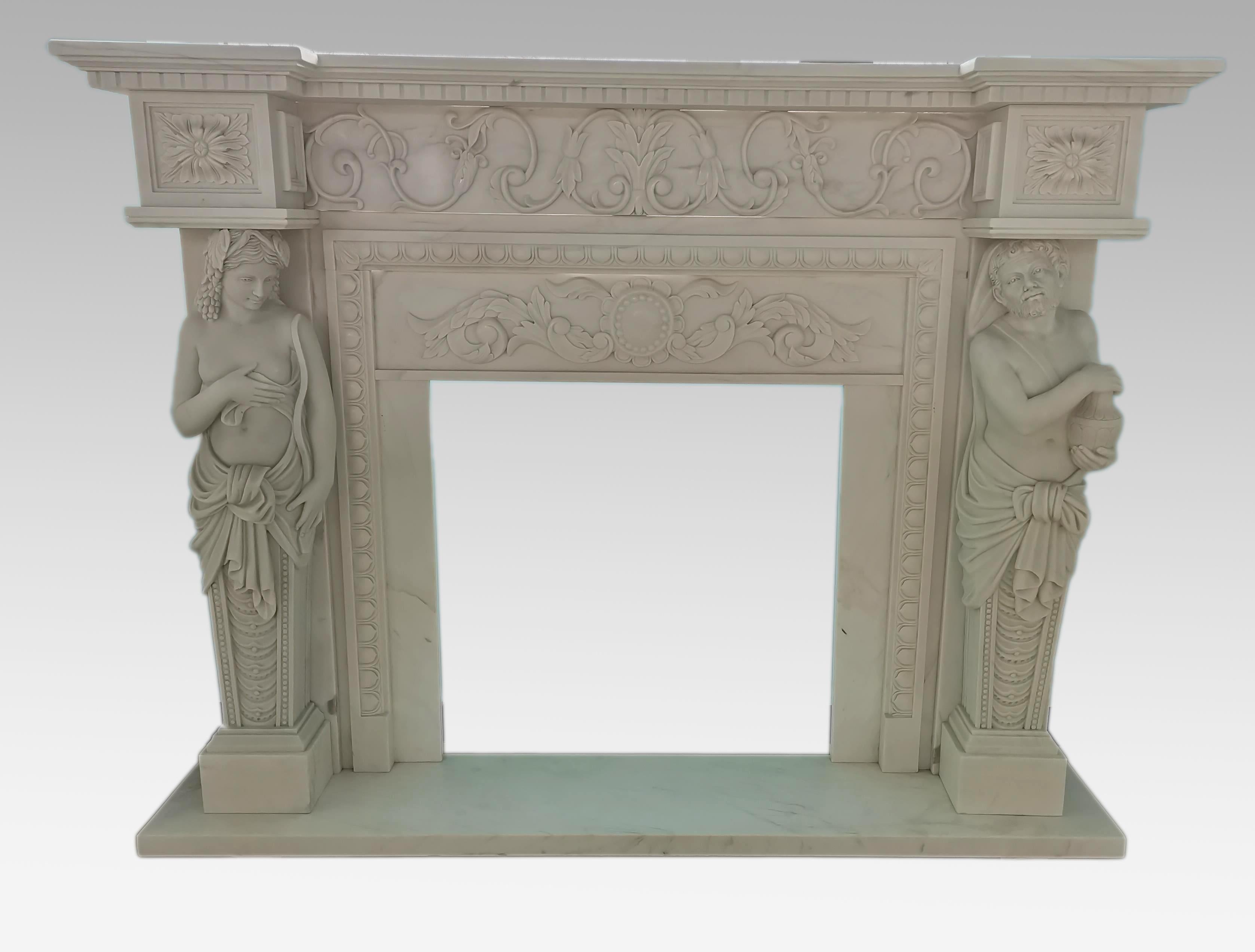 Cheminée sur mesure en marbre blanc sculpté avec figures de cariatides

Remarquable encadrement de cheminée en marbre blanc finement sculpté, conçu dans le style classique avec des figures féminines de cariatides en pied et un masque central entouré