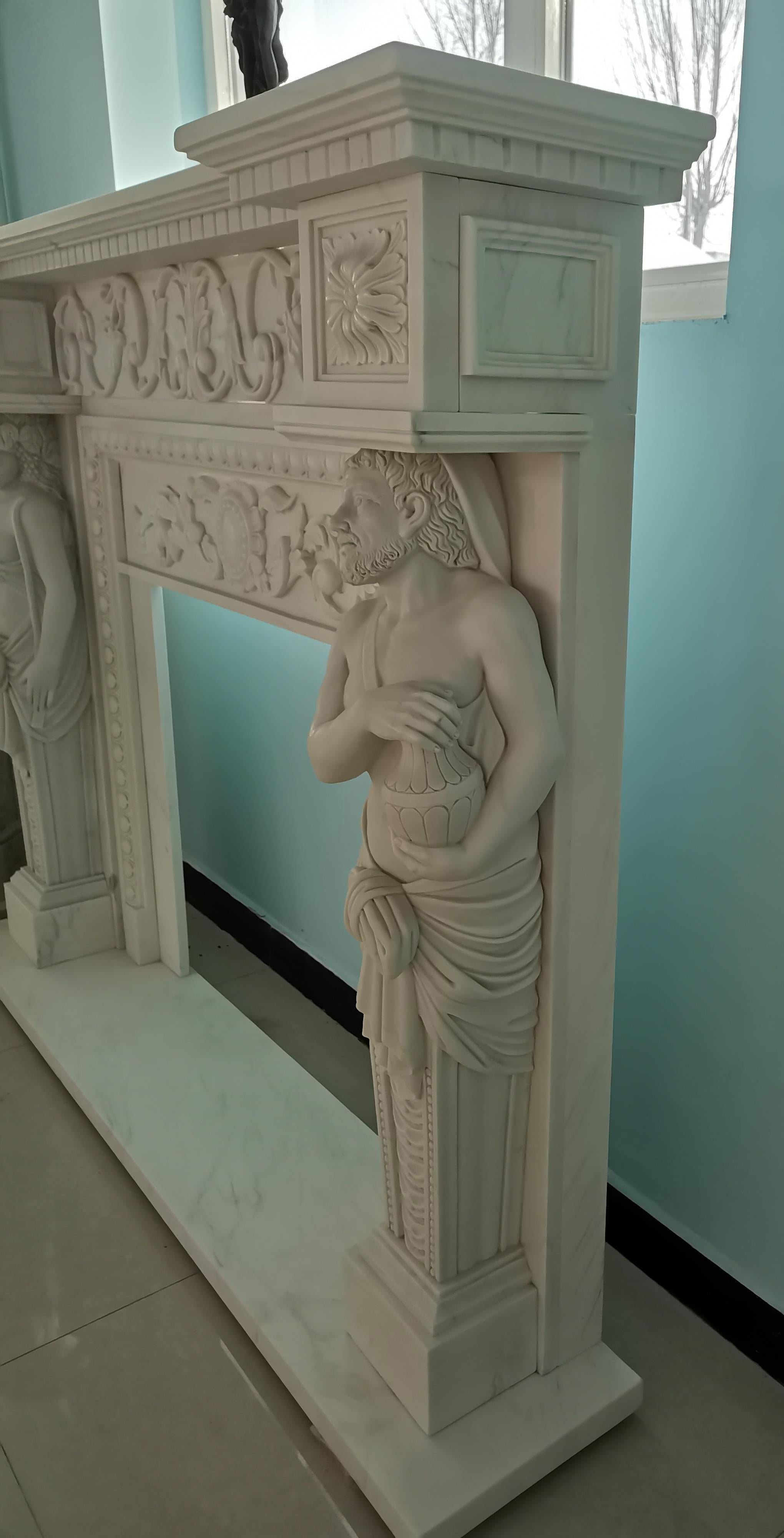Cheminée sur mesure en marbre blanc sculpté avec figures de cariatides Bon état - En vente à Worcester, GB