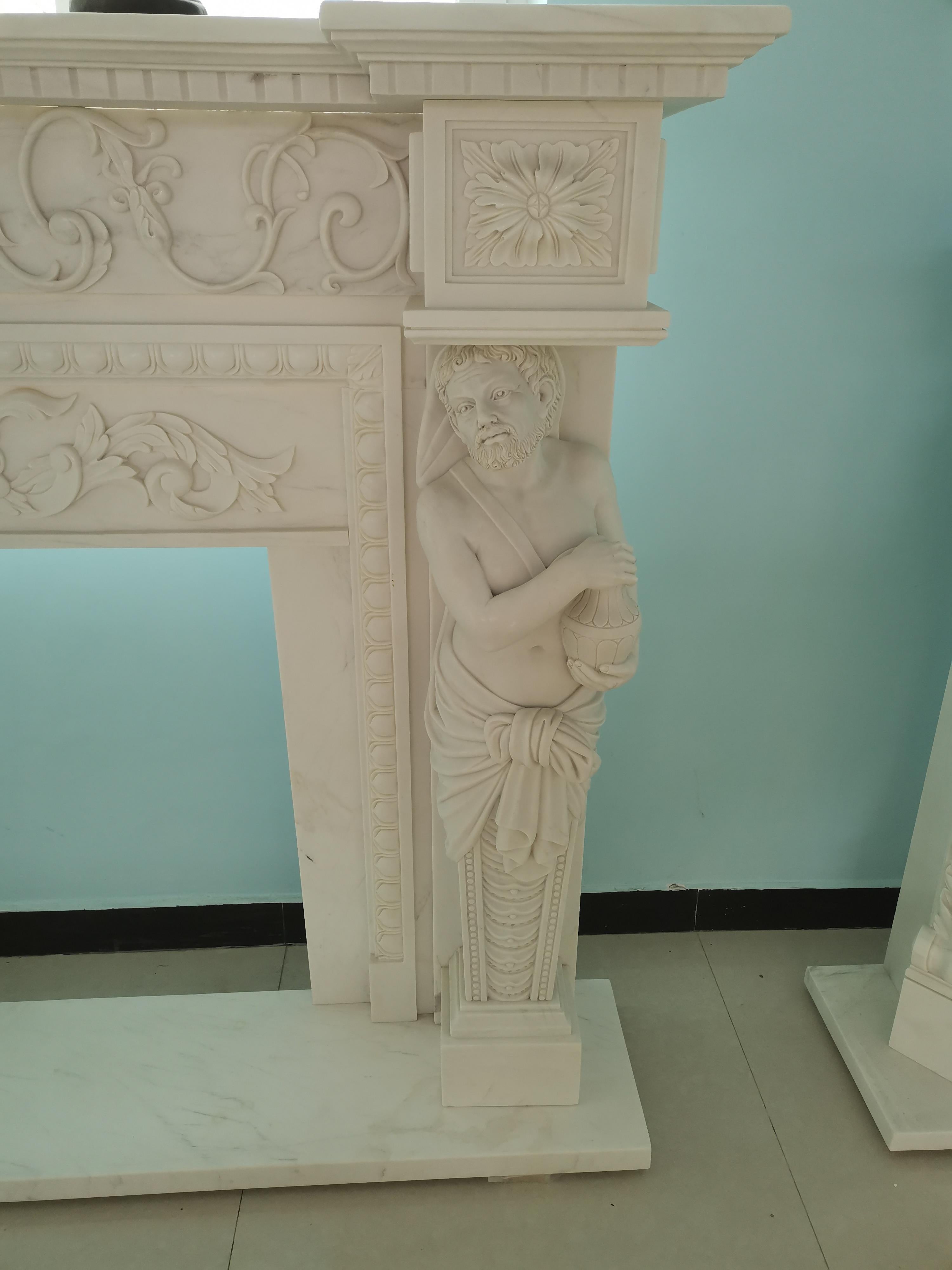 XXIe siècle et contemporain Cheminée sur mesure en marbre blanc sculpté avec figures de cariatides en vente