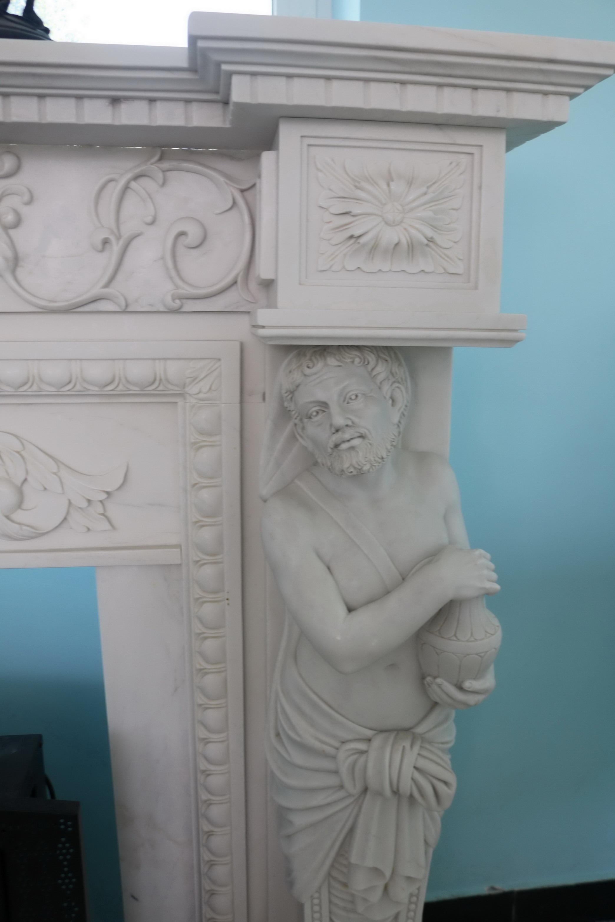 Marbre Cheminée sur mesure en marbre blanc sculpté avec figures de cariatides en vente