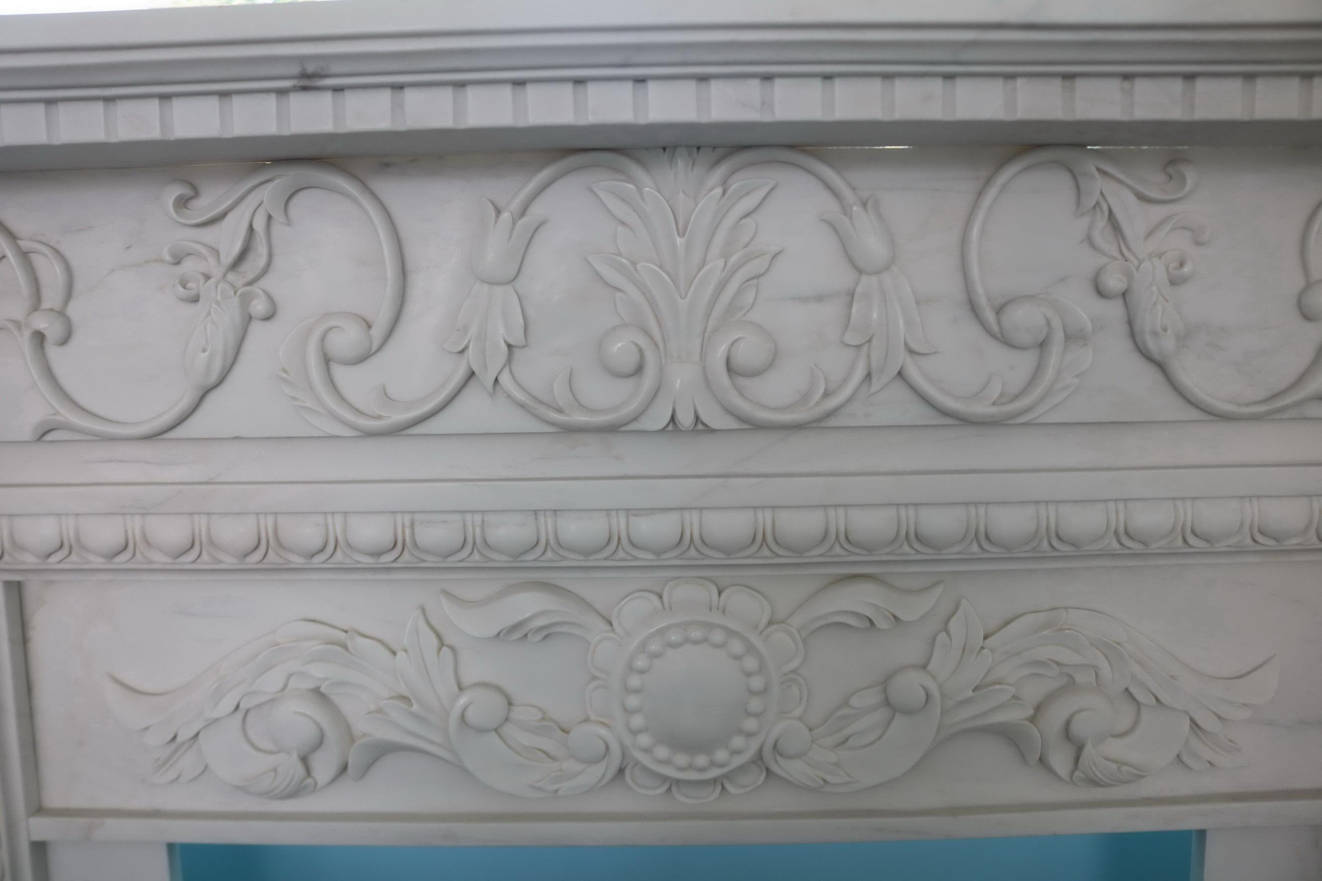 Cheminée sur mesure en marbre blanc sculpté avec figures de cariatides en vente 1