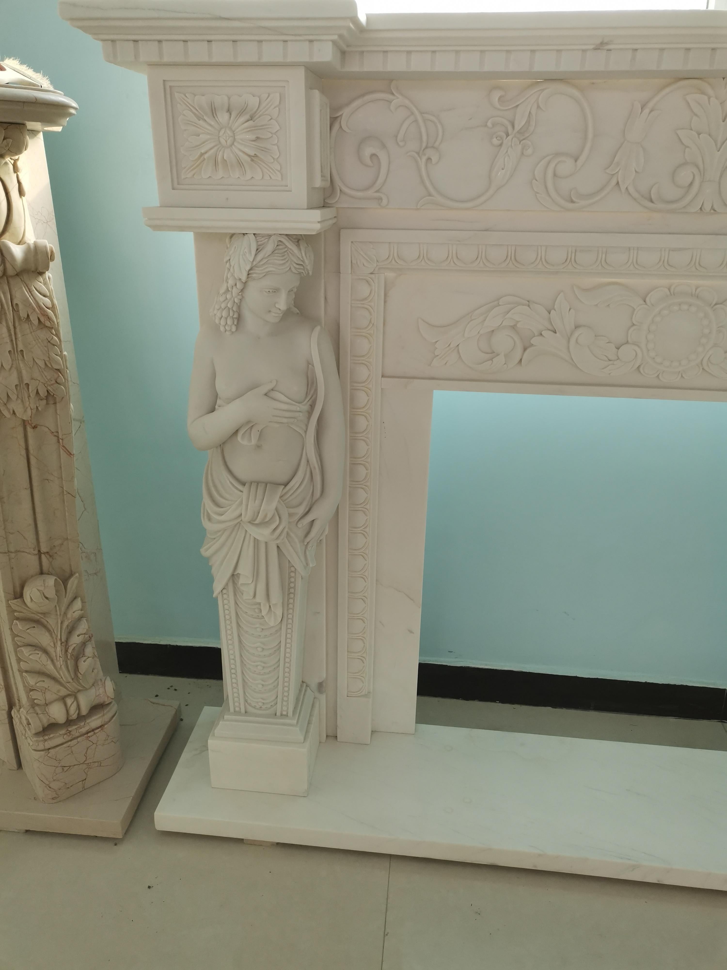 Cheminée sur mesure en marbre blanc sculpté avec figures de cariatides en vente 3