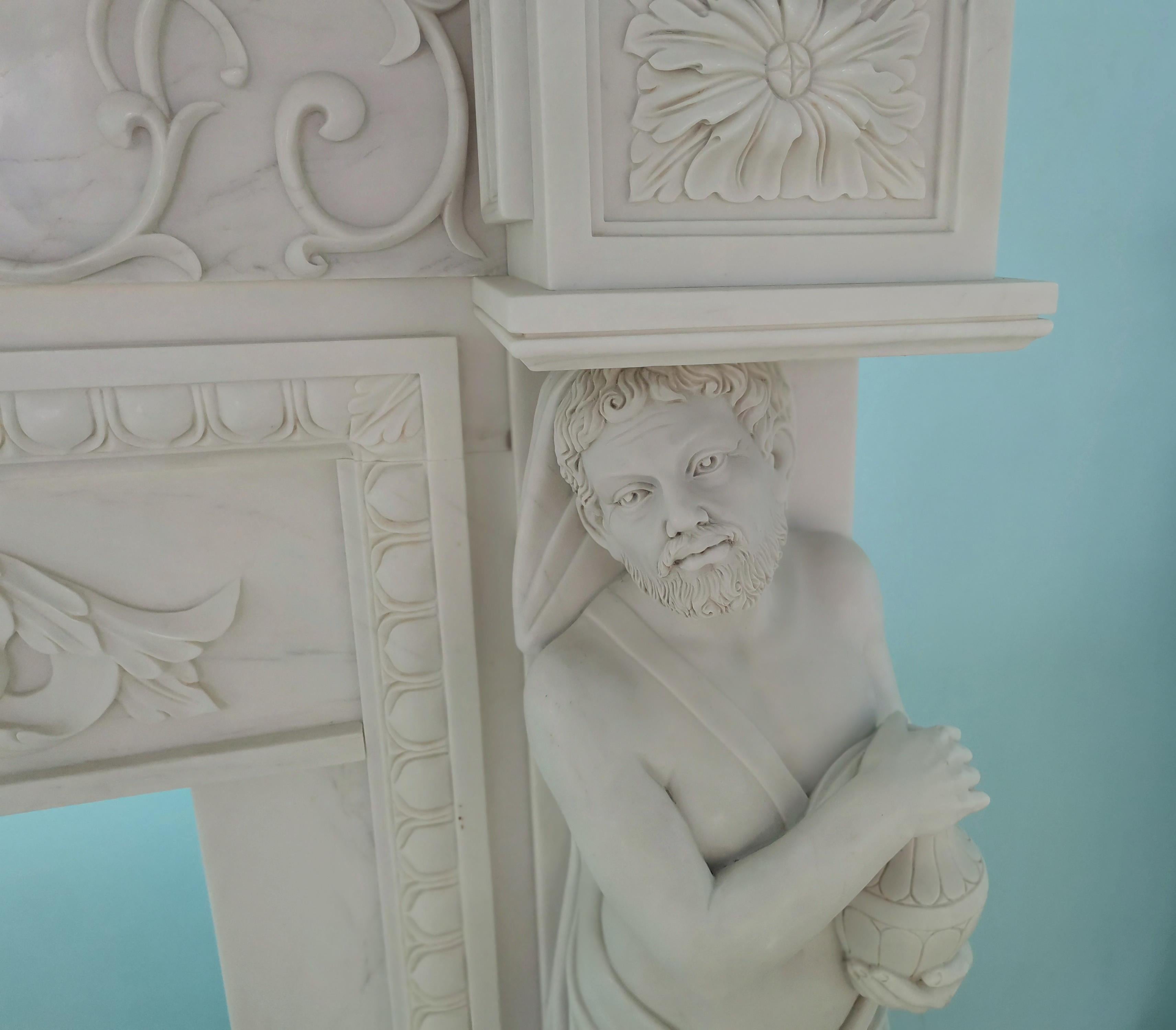 Cheminée sur mesure en marbre blanc sculpté avec figures de cariatides en vente 4