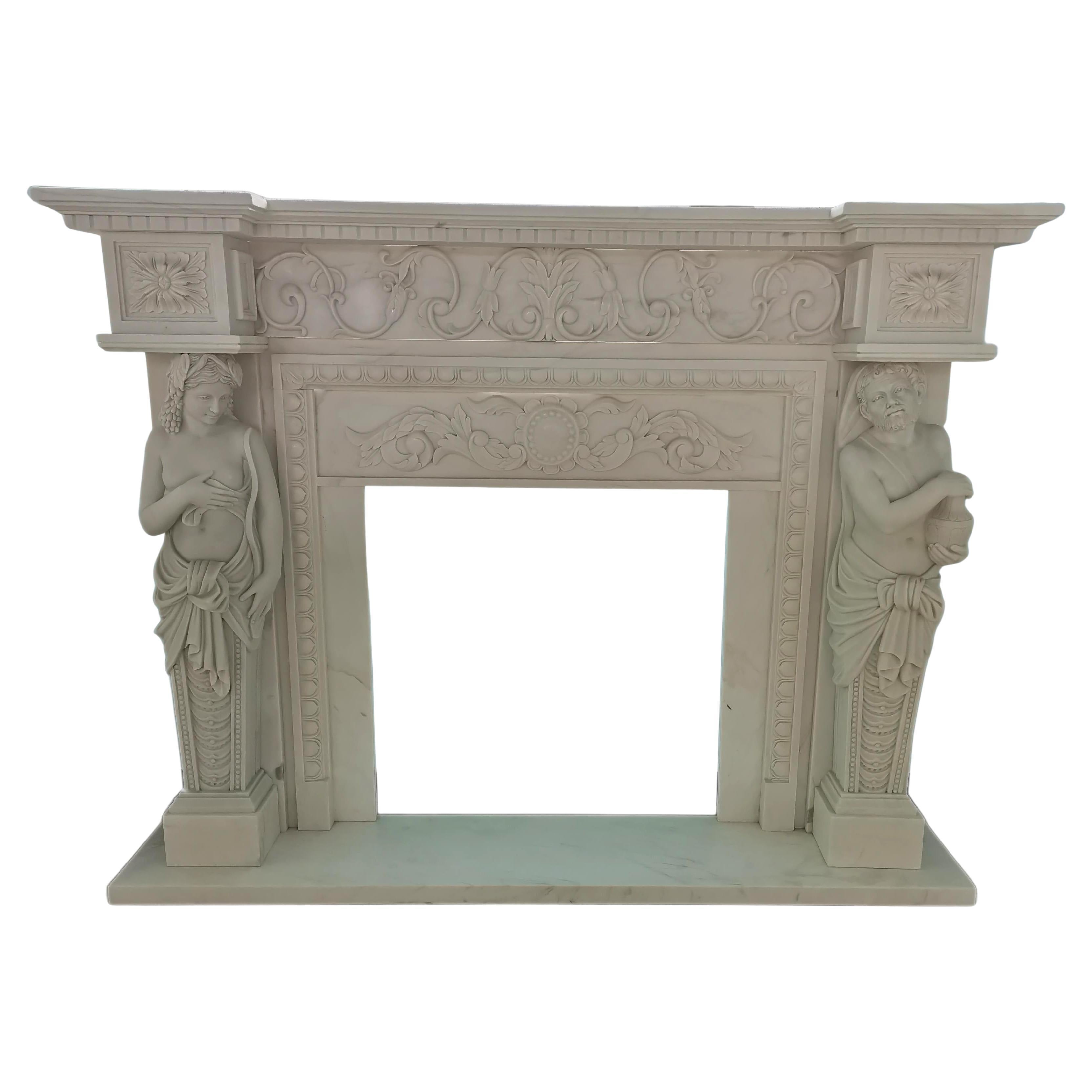 Cheminée sur mesure en marbre blanc sculpté avec figures de cariatides en vente