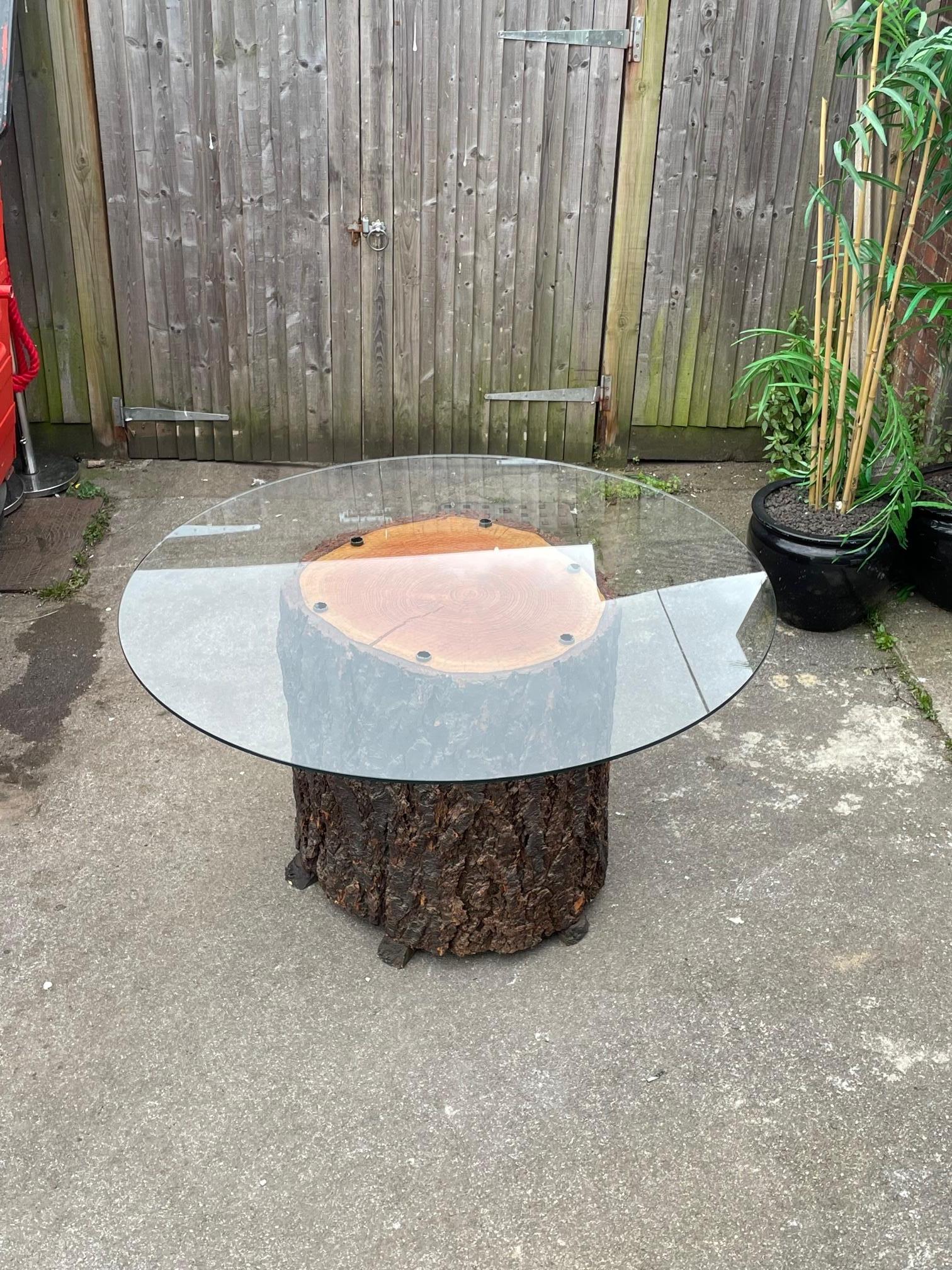 Britannique Table centrale sur mesure faite de fougère de Douglas, de bois de tourbière et d'un plateau circulaire en verre en vente