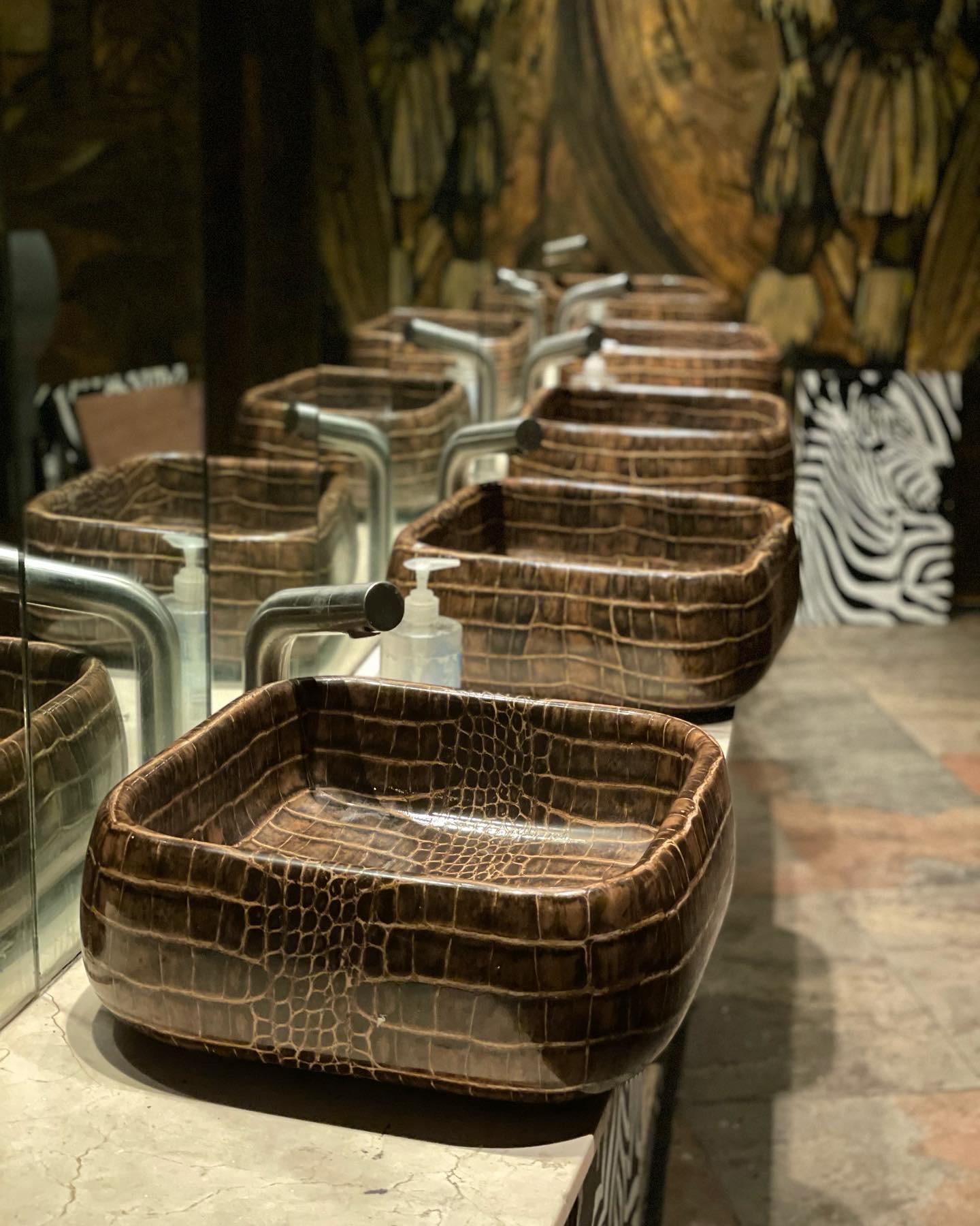 Wir hatten das Glück, 13 dieser maßgeschneiderten Keramikspülen mit Schlangenhautimitat zu erwerben, die alle für das größte südafrikanische Restaurant/Nachtclub der Welt, SHAKA Zulu's, im berühmten Camden Market im Herzen Londons in Auftrag gegeben