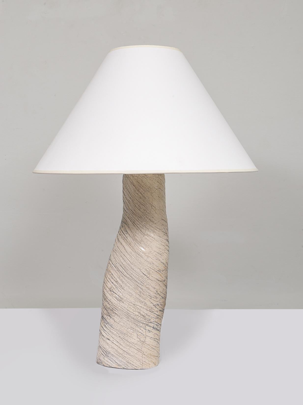 Lampe ondulée en céramique sur mesure avec accessoires en laiton.
Cette lampe peut être personnalisée  selon vos spécifications.
Le délai de livraison est de 12 semaines maximum.
Une lampe est actuellement disponible.