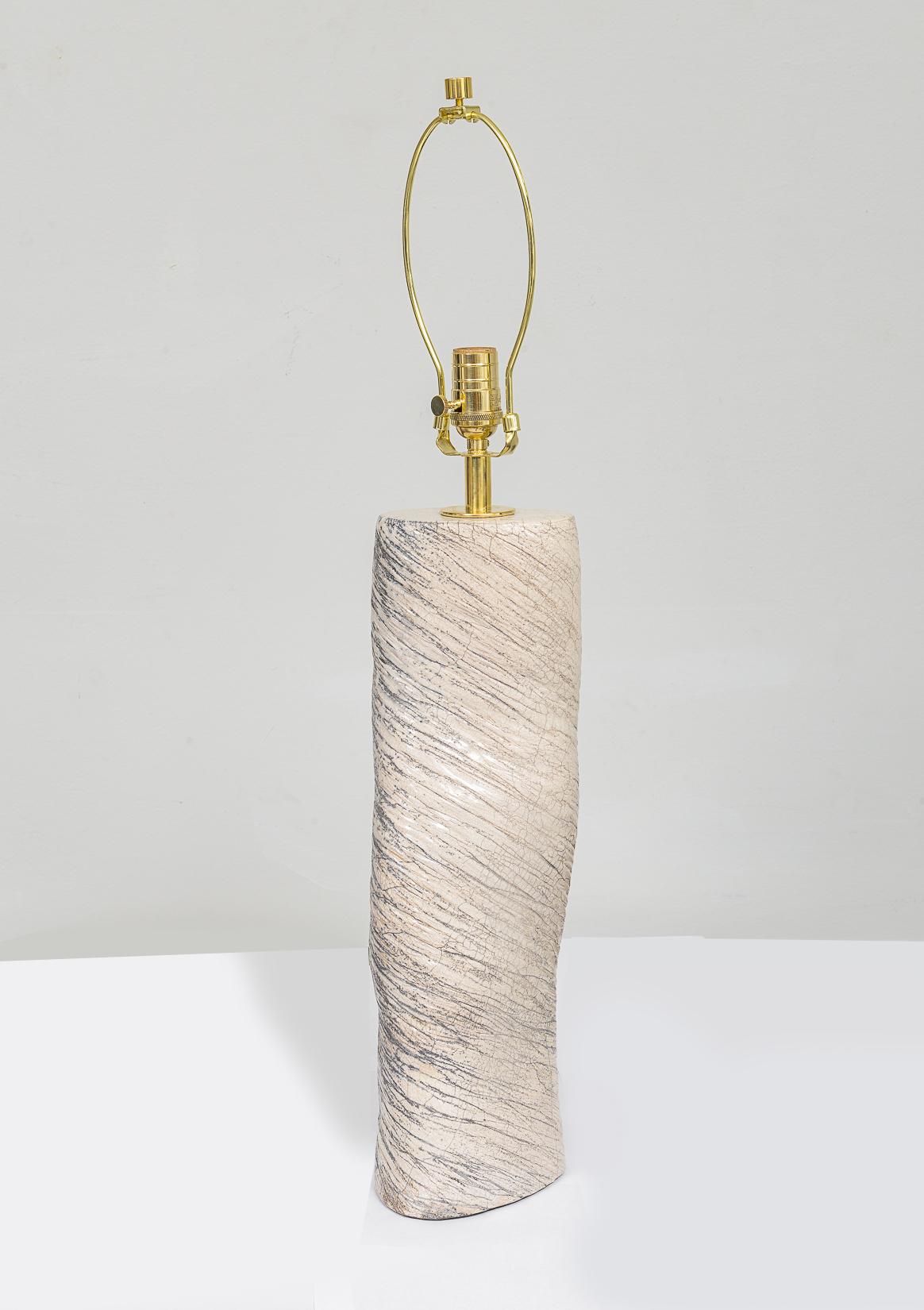 Organique Lampe ondulée en céramique sur mesure en vente