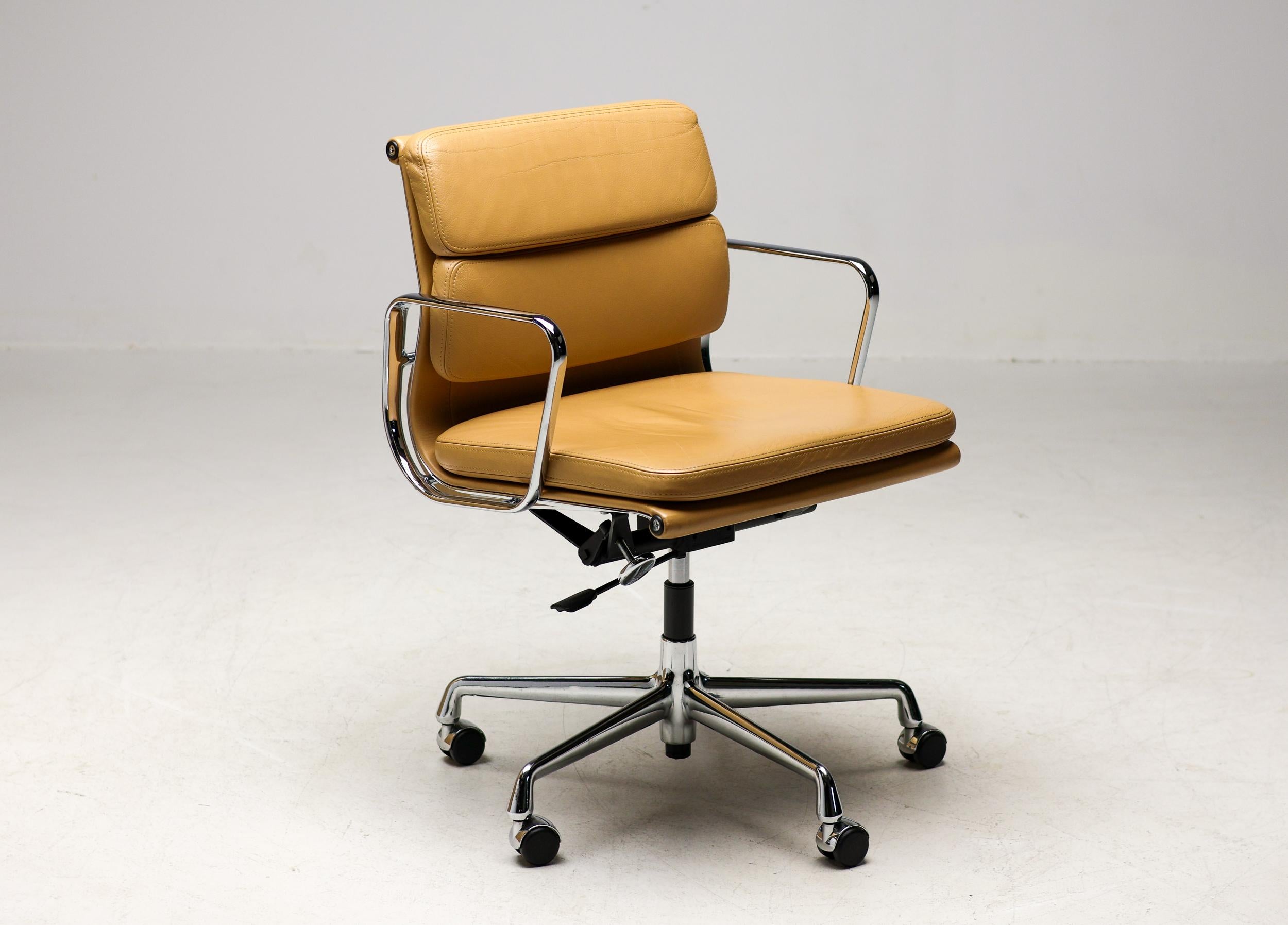 The model EA 217 are the office swivel chairs in the Soft Pad Group by Charles and Ray Eames. Their dignified aura makes them especially suited for management areas. The extraordinary comfort of the chairs results from the combined effect of their