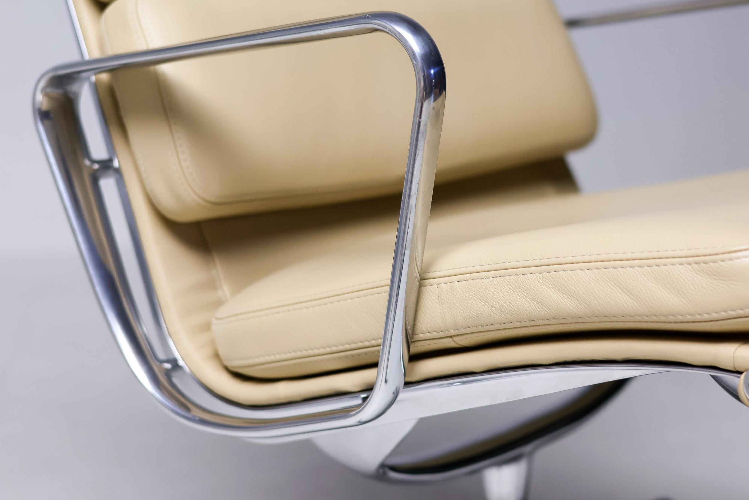 Sedie da salotto su misura Charles and Ray Eames in pelle color sabbia EA216 in vendita 2