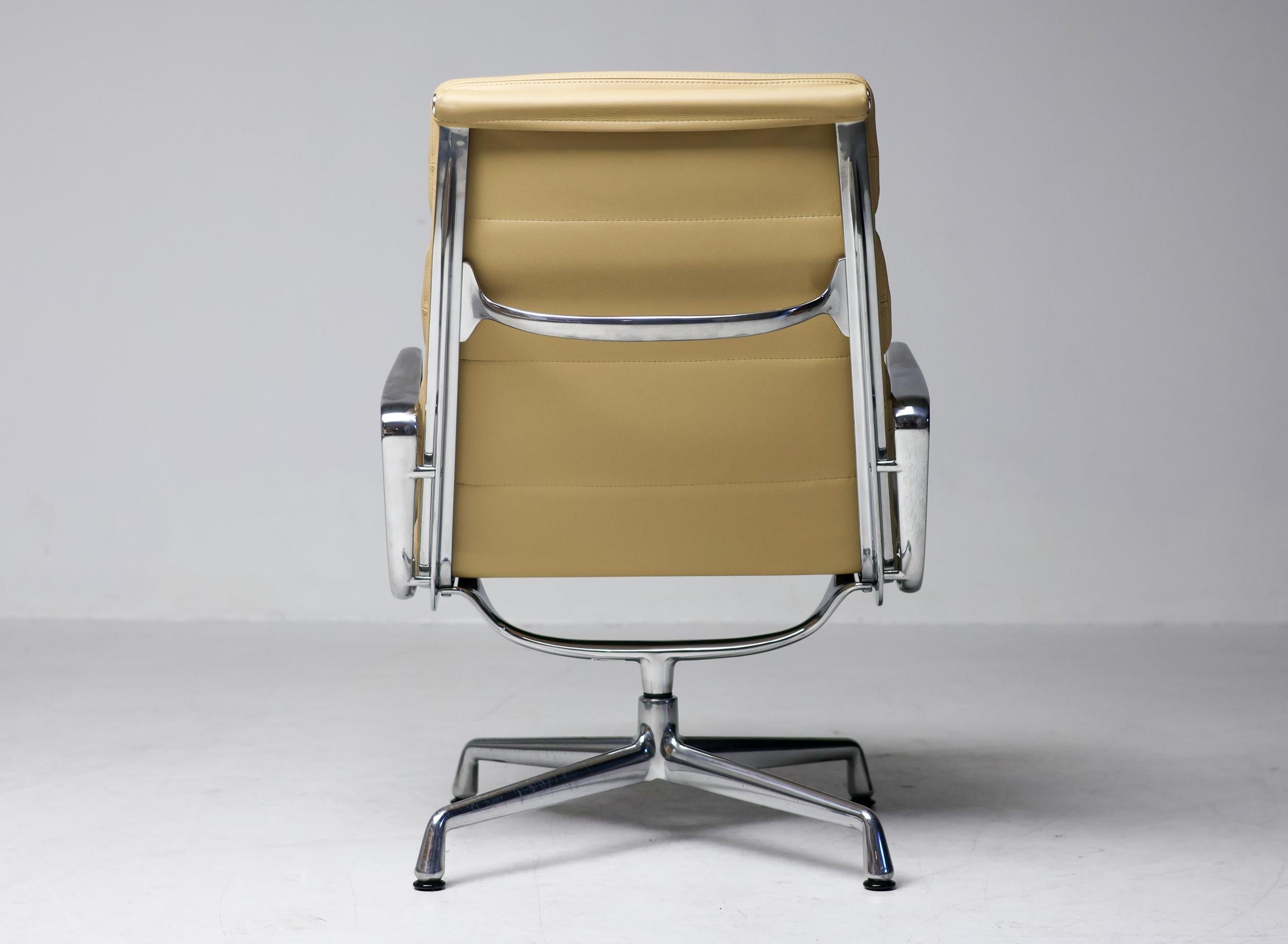 Sedie da salotto su misura Charles and Ray Eames in pelle color sabbia EA216 in vendita 3
