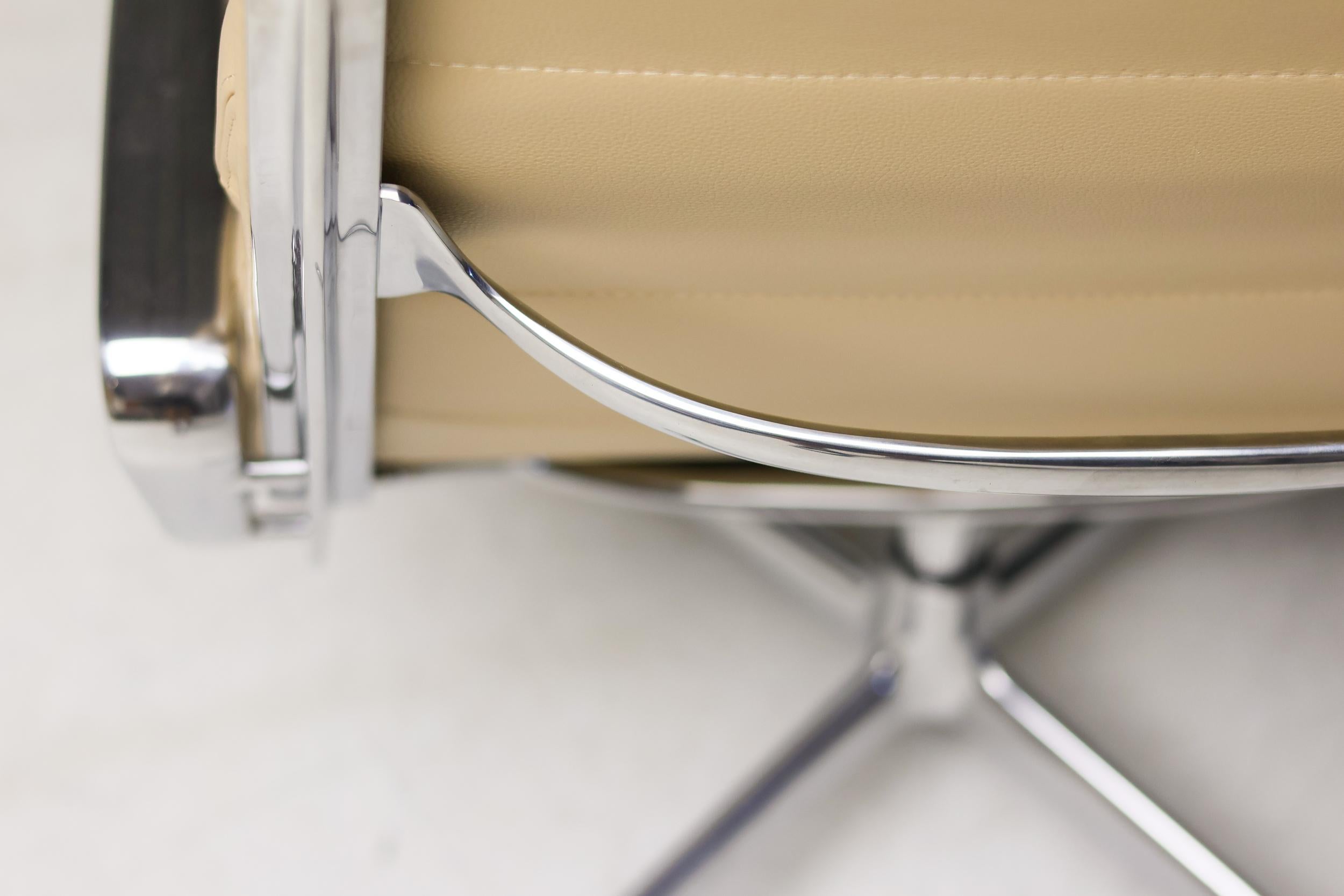 Sedie da salotto su misura Charles and Ray Eames in pelle color sabbia EA216 in vendita 4