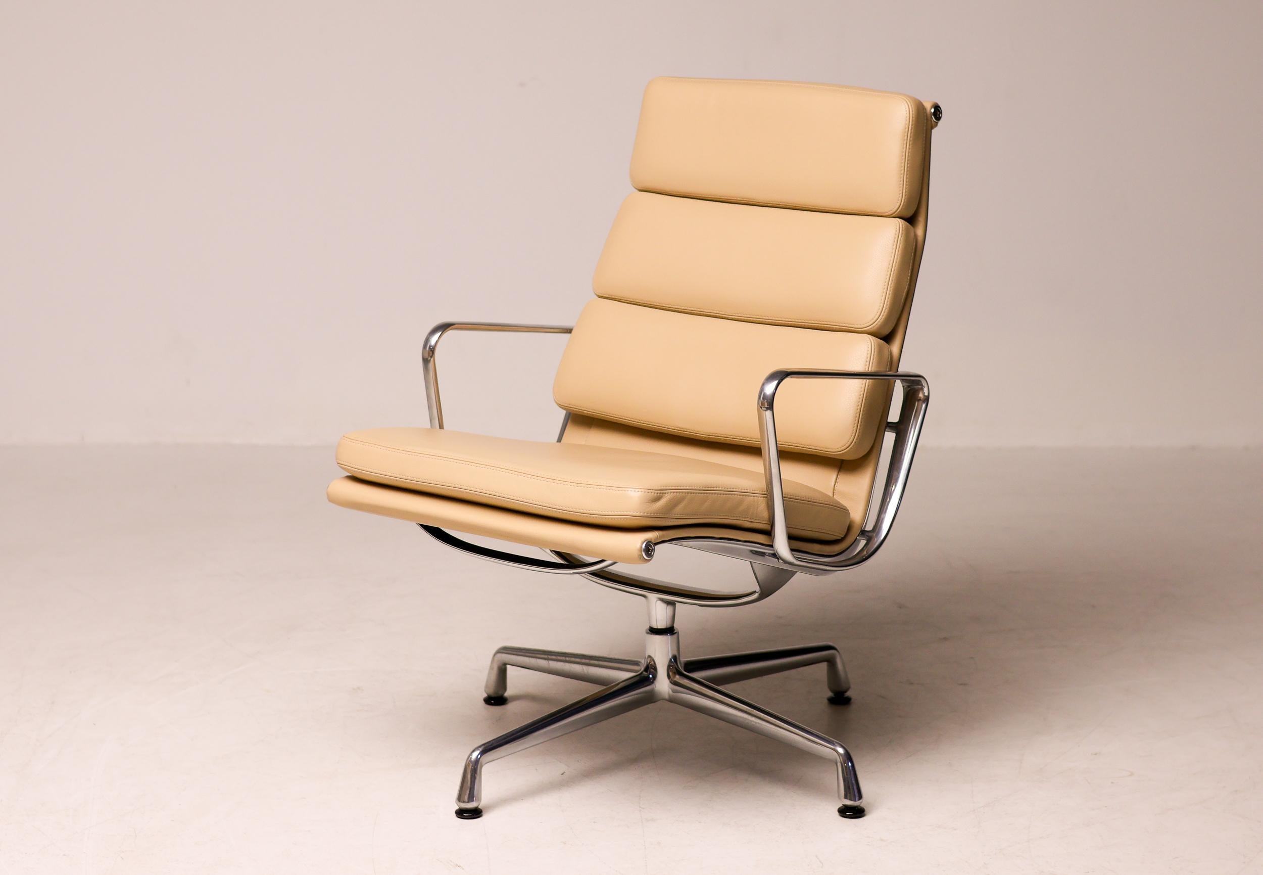Sedie da salotto su misura Charles and Ray Eames in pelle color sabbia EA216 in vendita 5