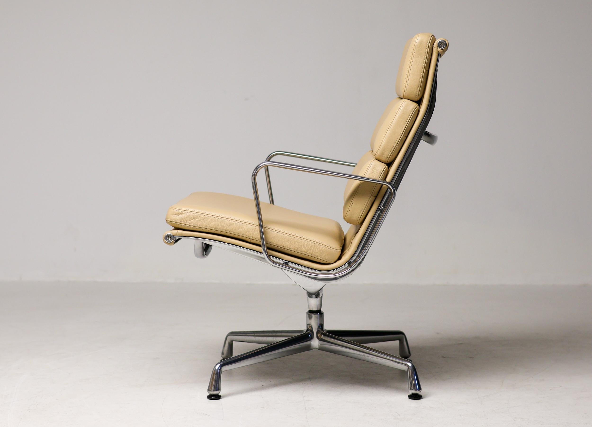 La EA 216 è la sedia lounge del gruppo Soft Pad di Charles e Ray Eames. 
La loro aura dignitosa rende queste sedie particolarmente adatte alle aree dirigenziali. Lo straordinario comfort delle sedie deriva dall'effetto combinato del meccanismo