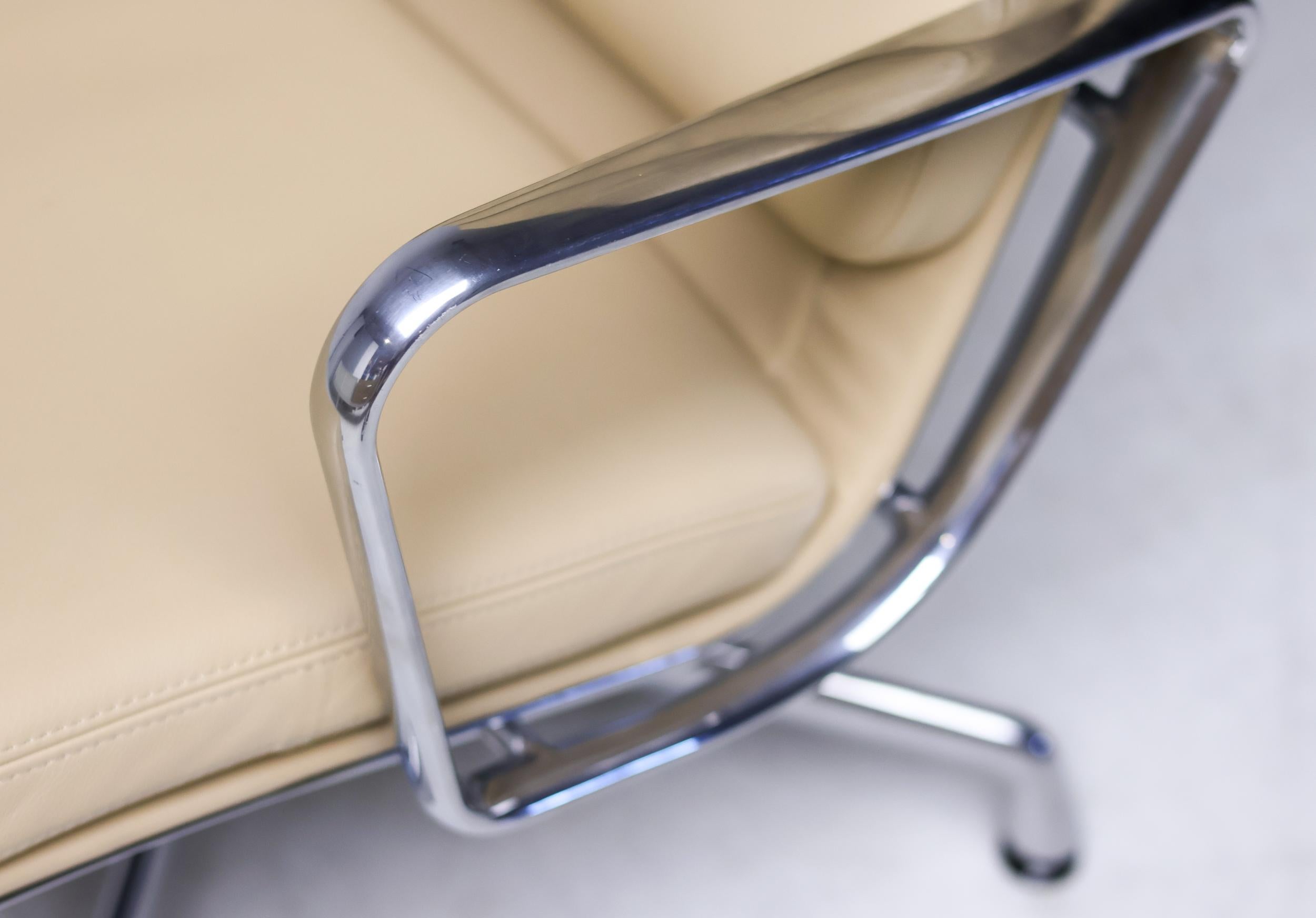 Mid-Century moderno Sedie da salotto su misura Charles and Ray Eames in pelle color sabbia EA216 in vendita