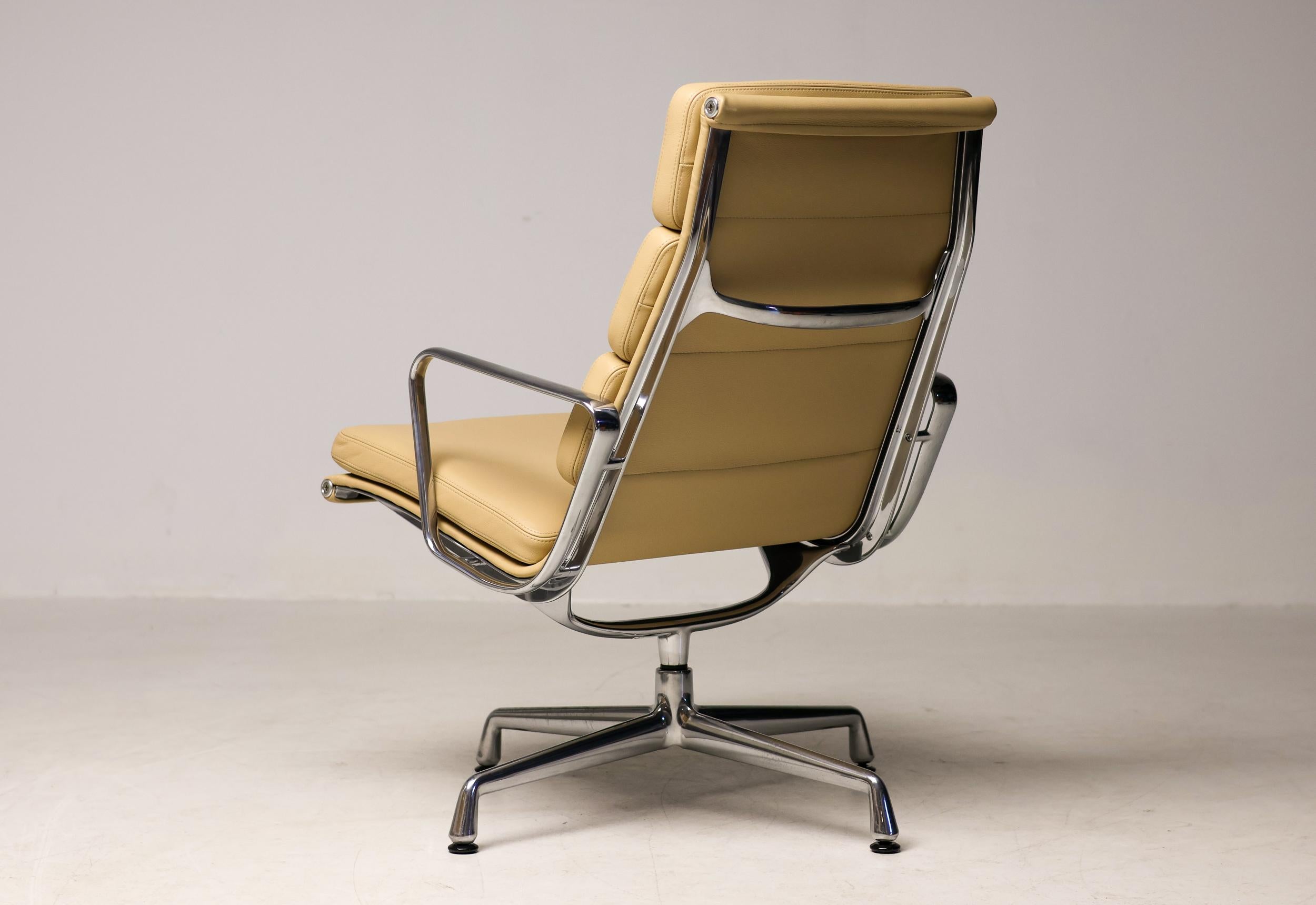 Svizzero Sedie da salotto su misura Charles and Ray Eames in pelle color sabbia EA216 in vendita