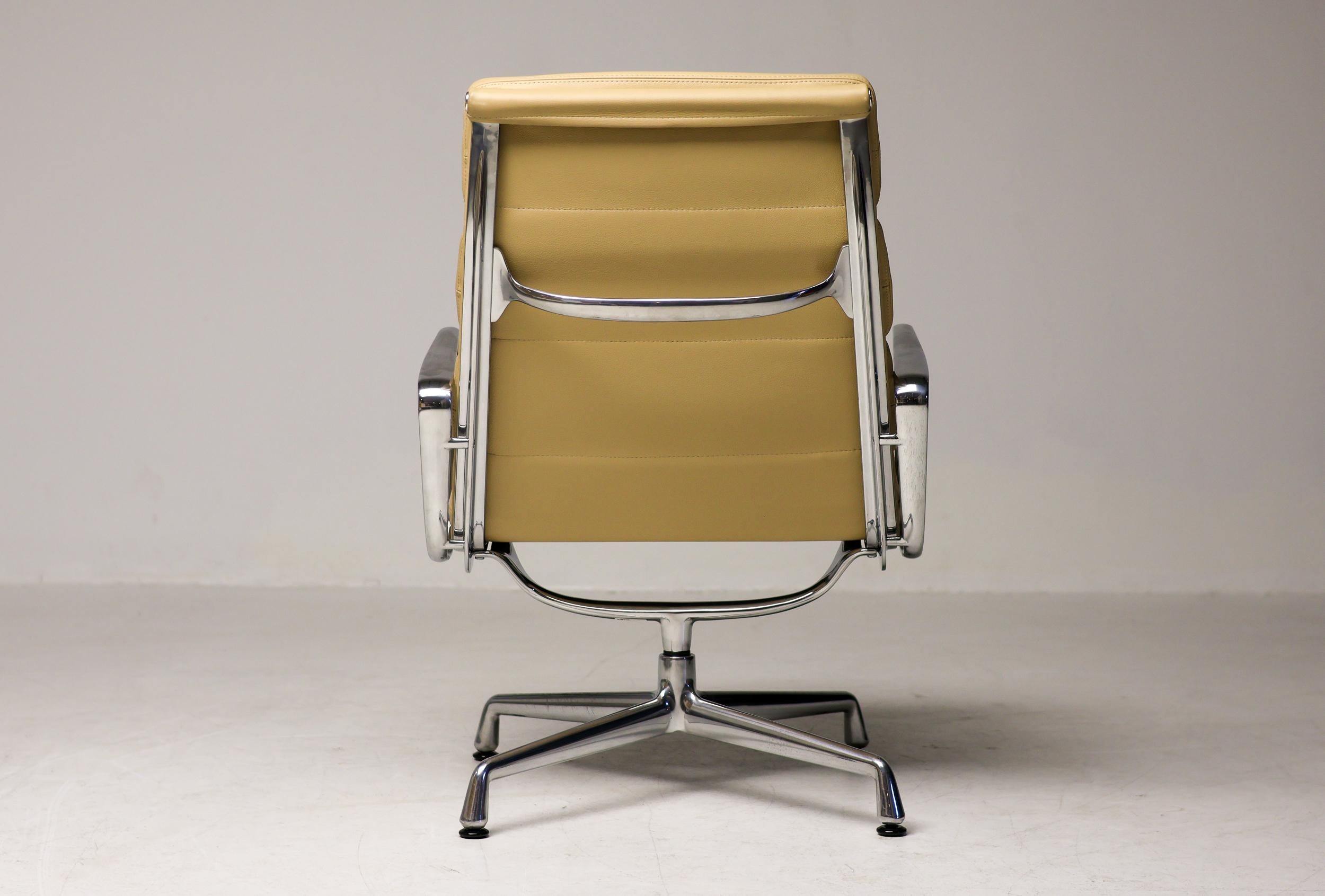 Lucidato Sedie da salotto su misura Charles and Ray Eames in pelle color sabbia EA216 in vendita