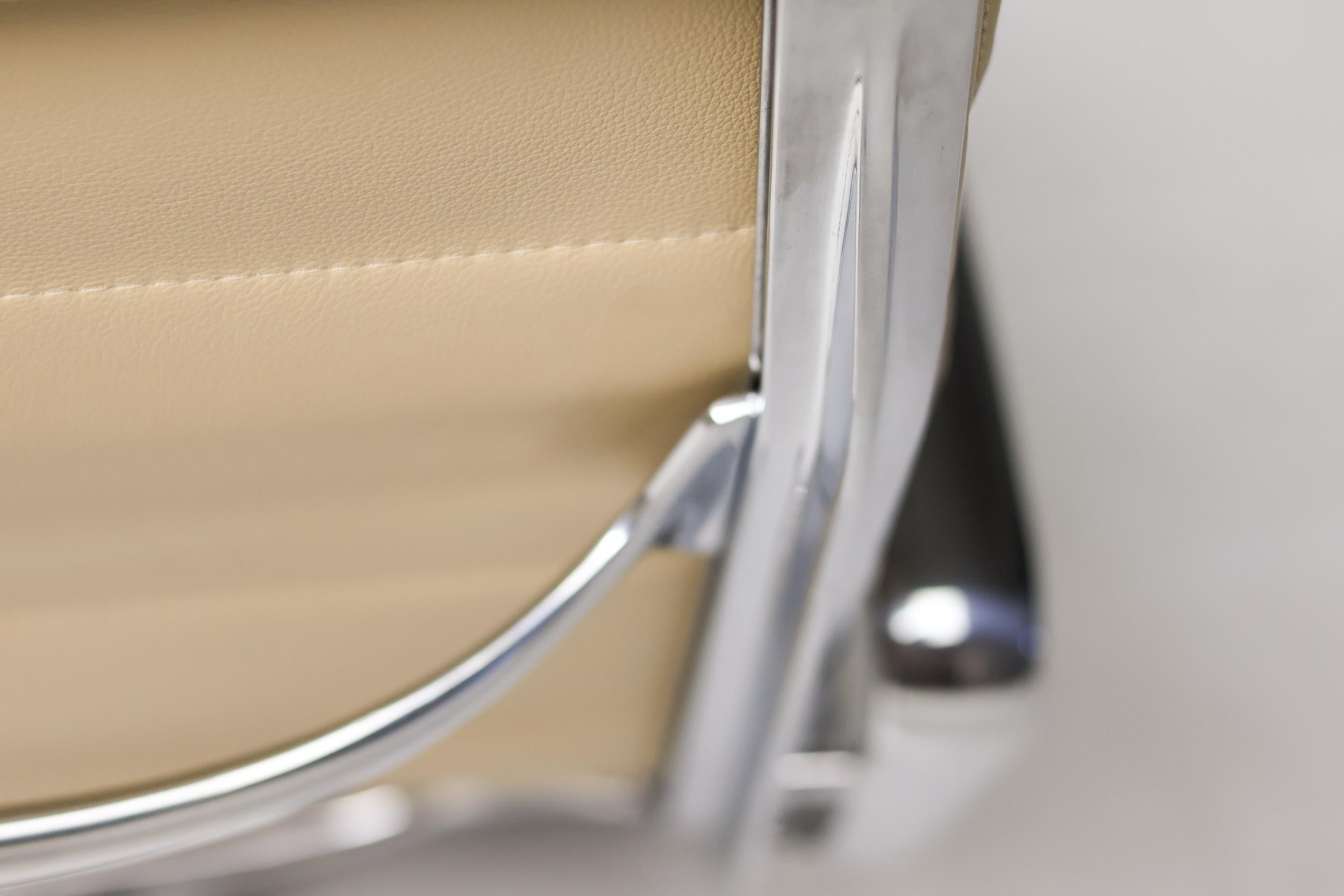 Sedie da salotto su misura Charles and Ray Eames in pelle color sabbia EA216 in vendita 1