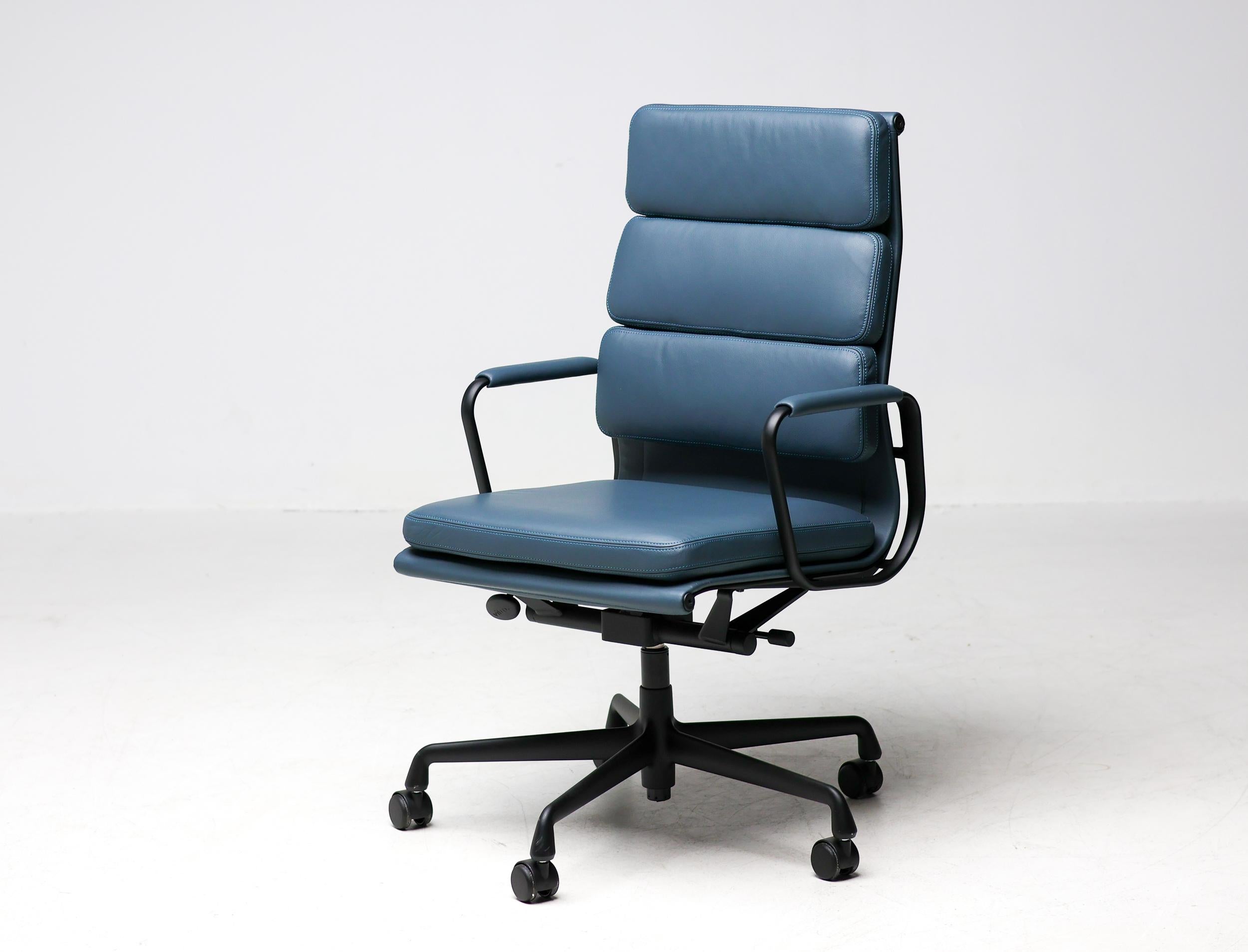 Chaise de bureau Charles & Ray Eames EA219 en cuir bleu fumé sur mesure en vente 3