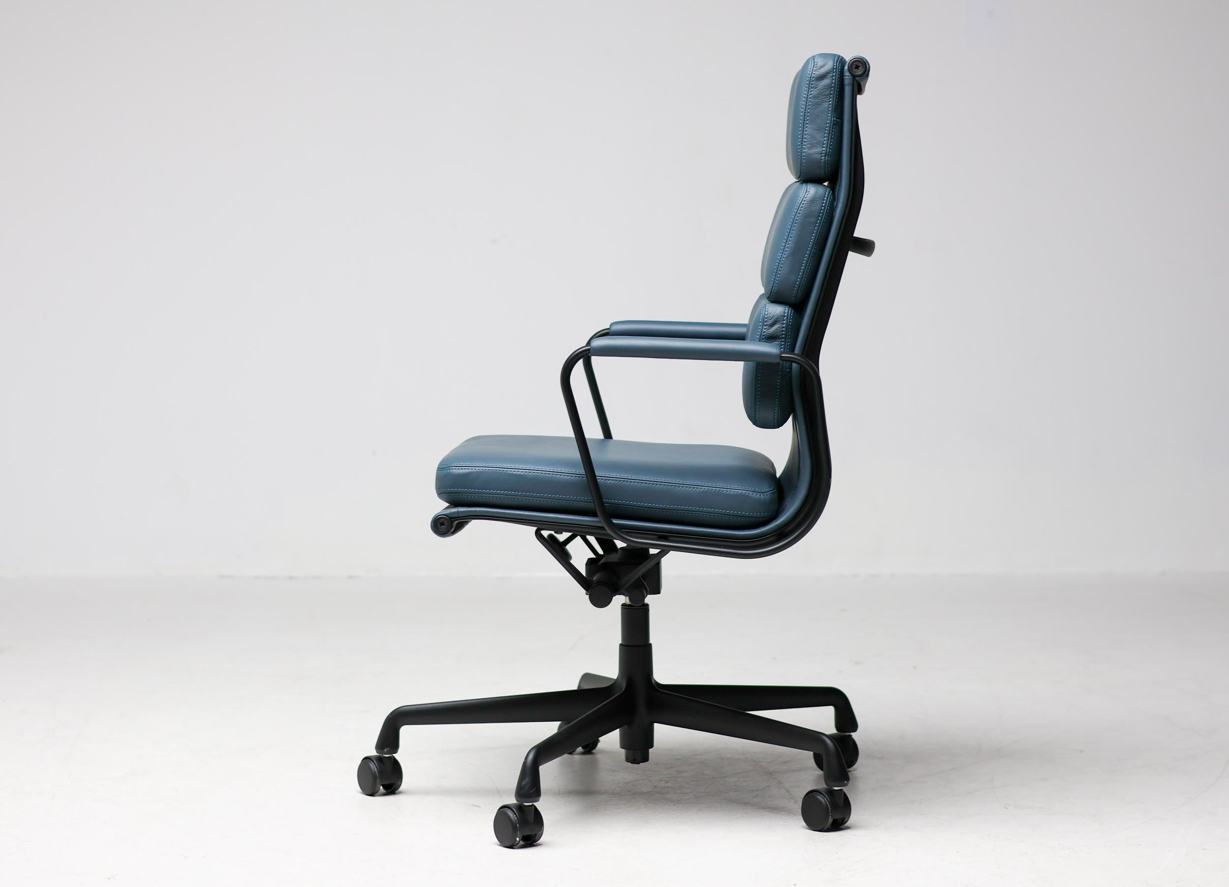 Les modèles EA 217 et EA 219 sont les sièges de bureau pivotants du groupe Soft Pad de Charles et Ray Eames. Leur aura de dignité les rend particulièrement adaptés aux zones de gestion. Le confort extraordinaire des chaises résulte de l'effet
