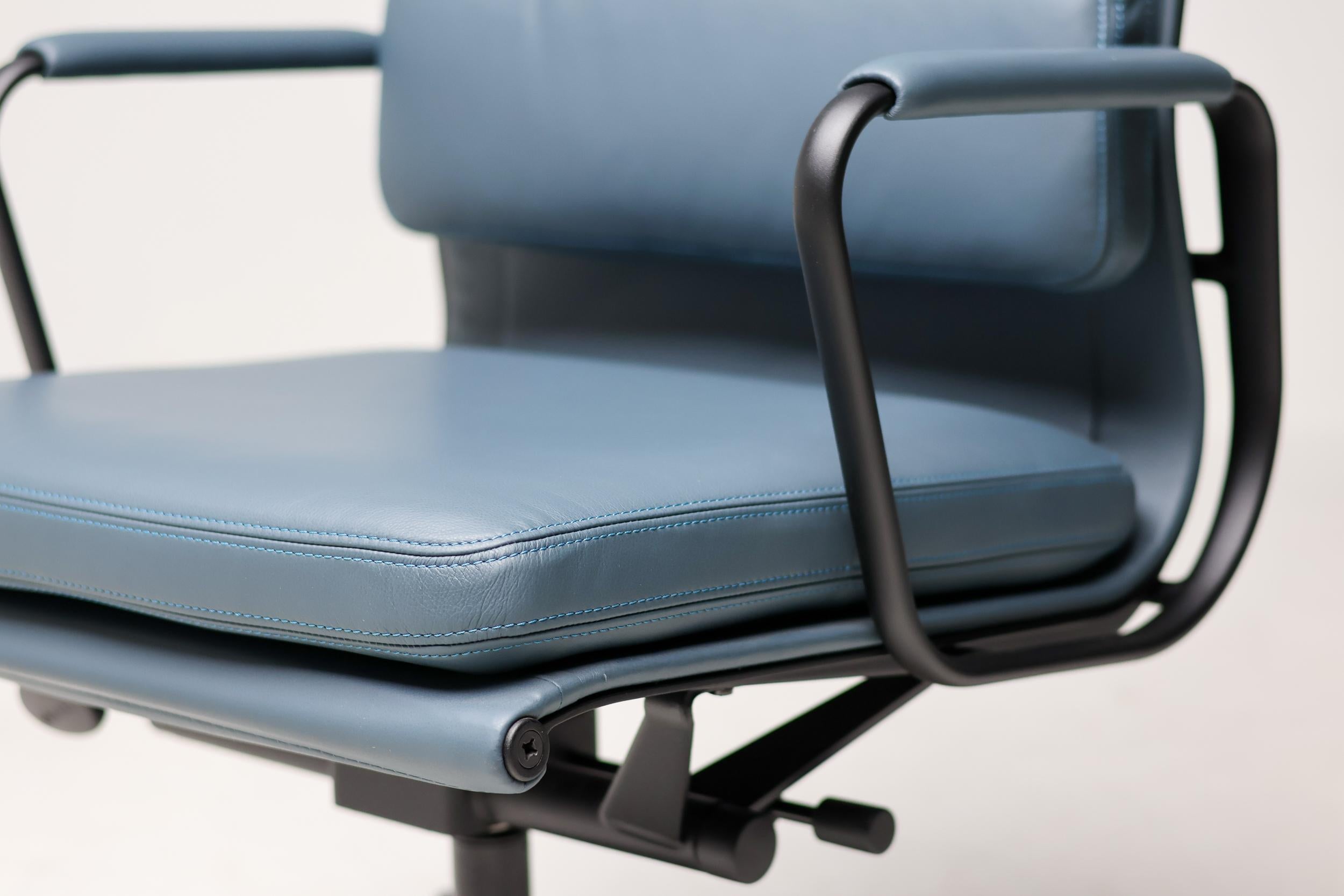 Mid-Century Modern Chaise de bureau Charles & Ray Eames EA219 en cuir bleu fumé sur mesure en vente