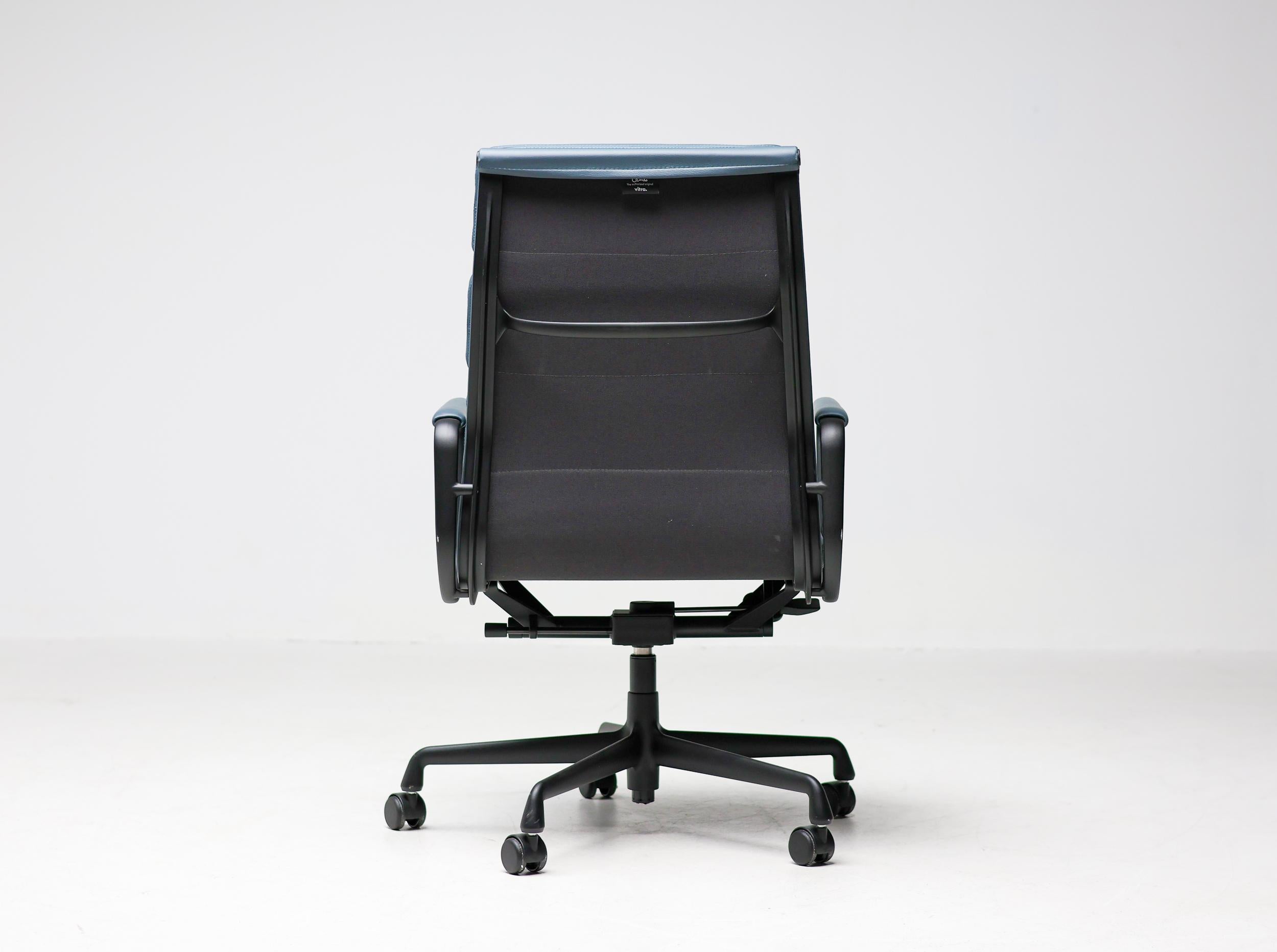 Suisse Chaise de bureau Charles & Ray Eames EA219 en cuir bleu fumé sur mesure en vente