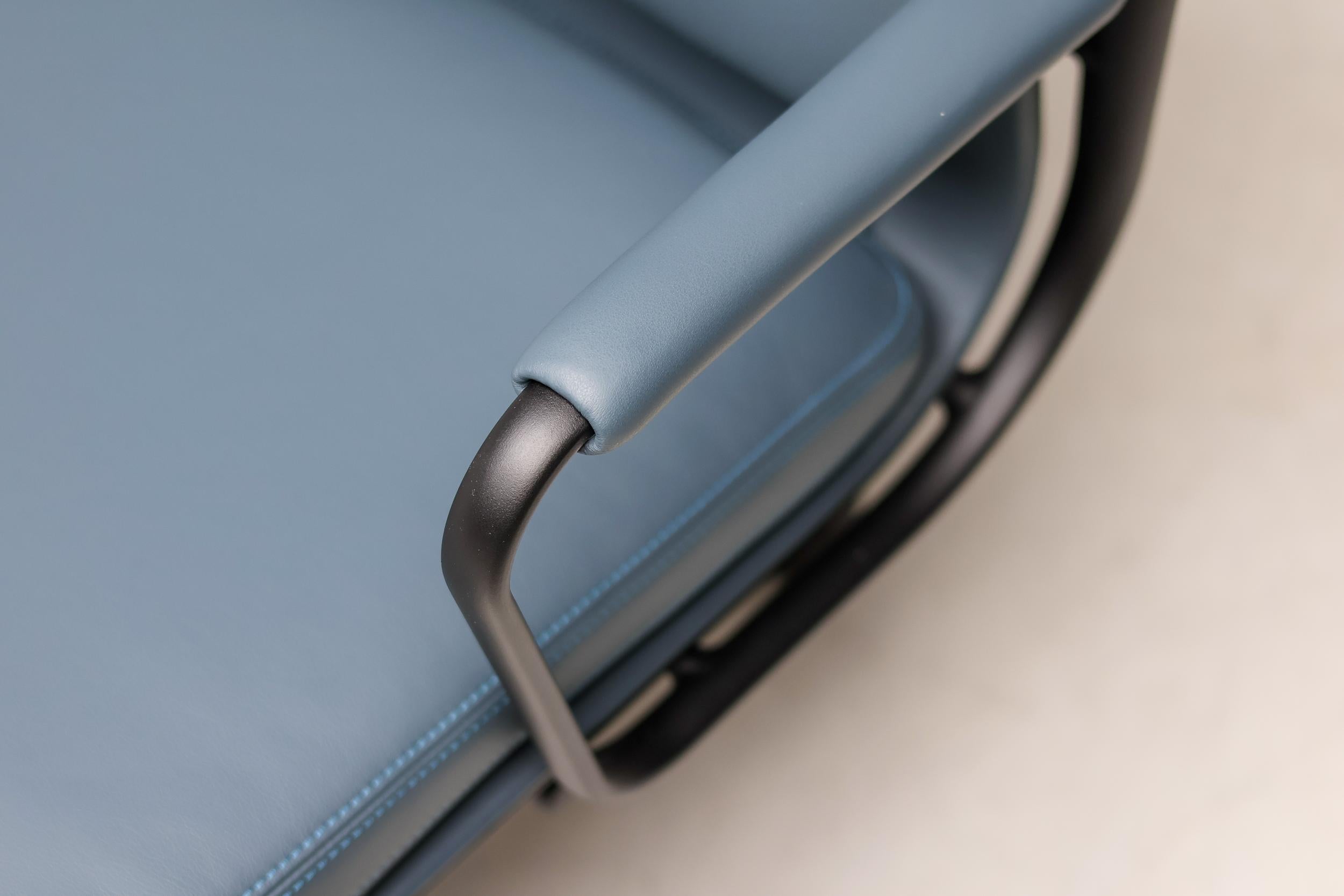 Émaillé Chaise de bureau Charles & Ray Eames EA219 en cuir bleu fumé sur mesure en vente