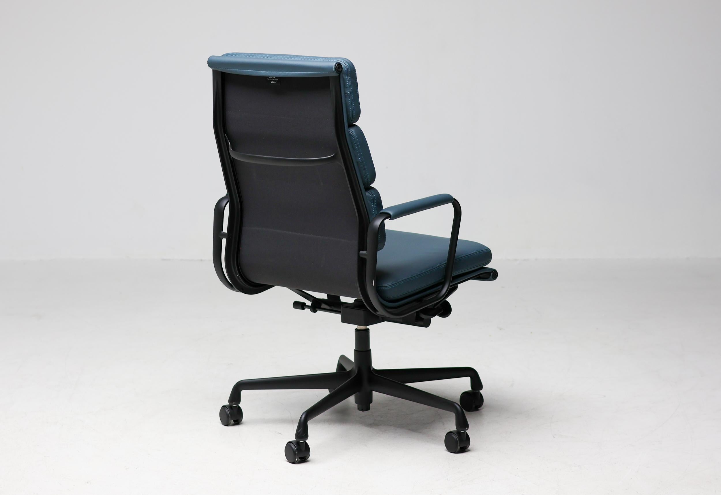 Bespoke Charles & Ray Eames Smoke Blue Leather EA219 Desk Chair In Excellent Condition For Sale In Dronten, NL