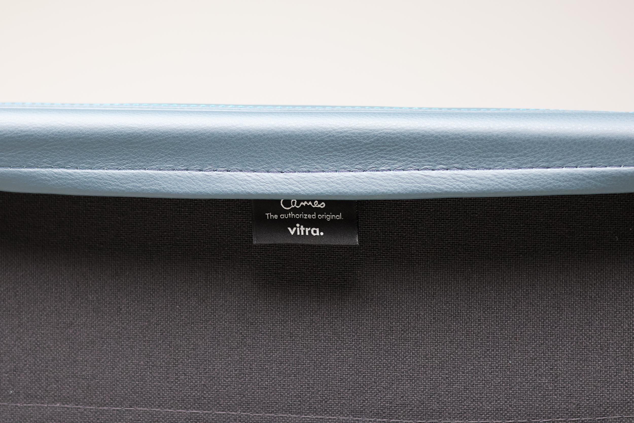 XXIe siècle et contemporain Chaise de bureau Charles & Ray Eames EA219 en cuir bleu fumé sur mesure en vente