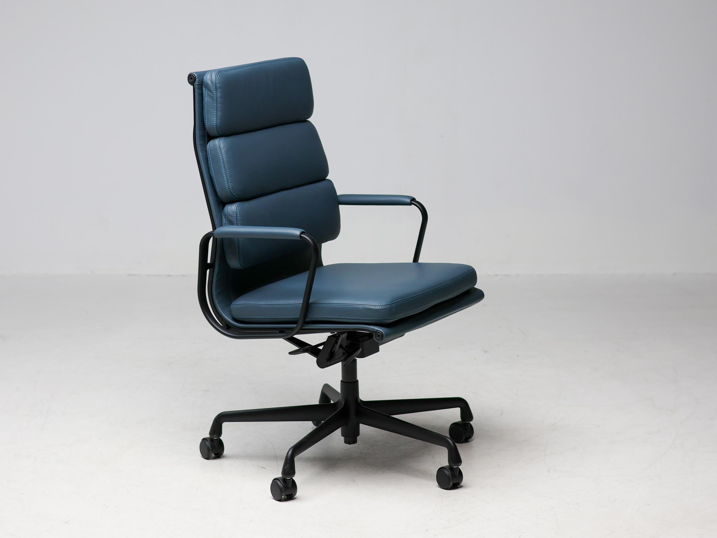Aluminium Chaise de bureau Charles & Ray Eames EA219 en cuir bleu fumé sur mesure en vente