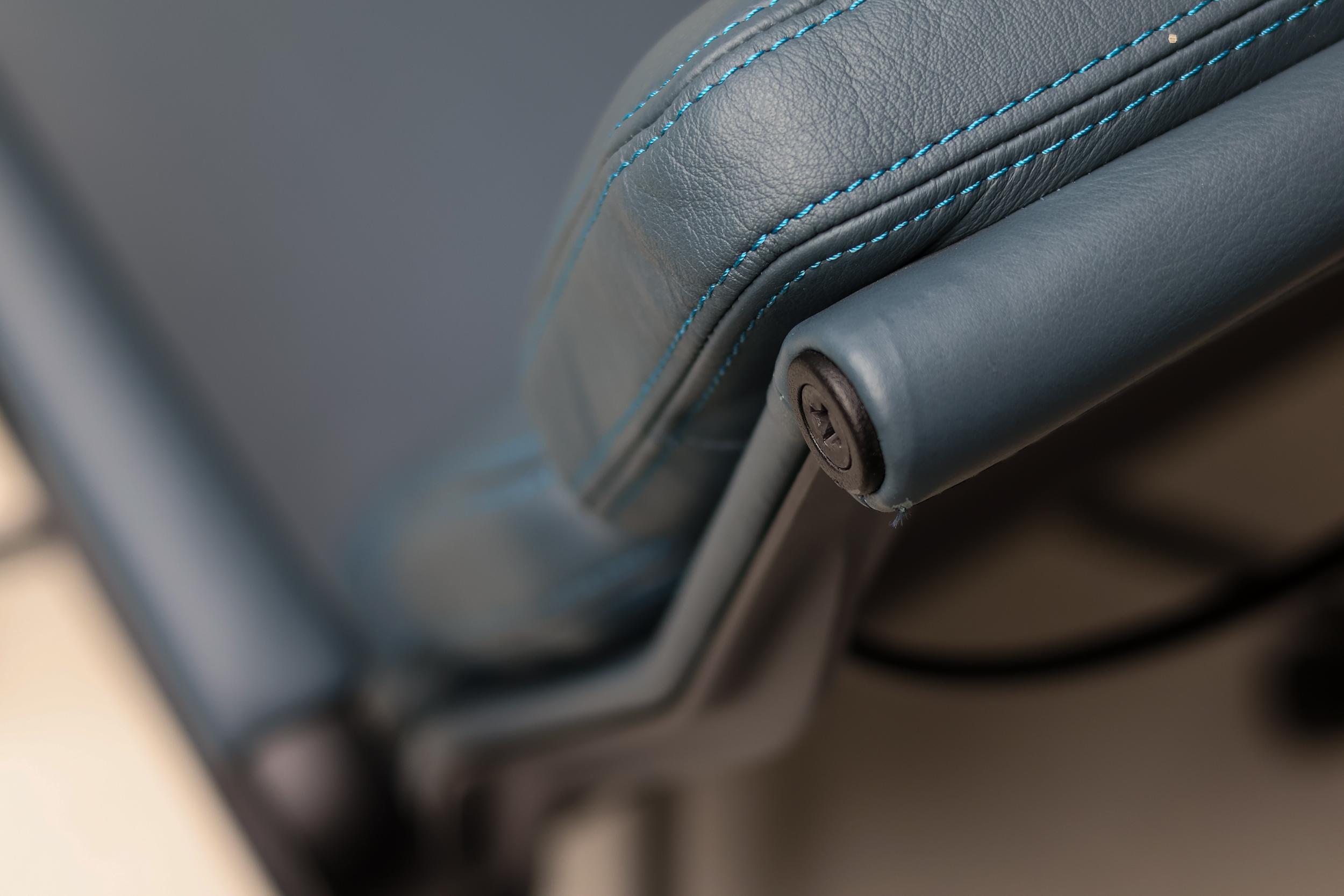 Chaise de bureau Charles & Ray Eames EA219 en cuir bleu fumé sur mesure en vente 1