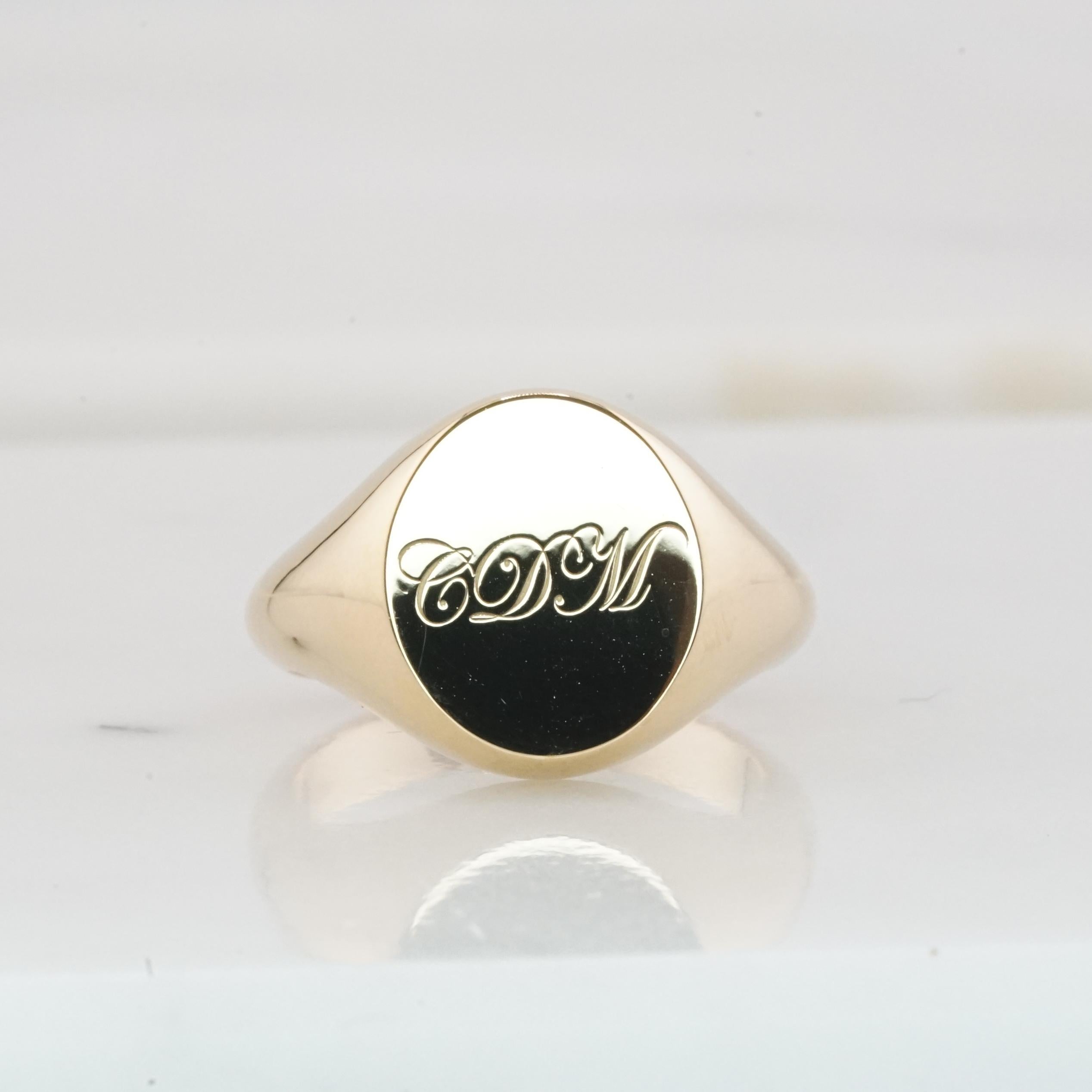 This custom Chevalier ring stands as a noble emblem, exquisitely crafted in 18K gold. 

Drawing on the timeless elegance of heraldic traditions, its bold signet-style face offers personalization options that go beyond monograms or crests. 

The ring