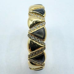 Maßgefertigter „Chevron Black Shell Triangle Cabochon Diamond Flexi“-Ring aus 18-karätigem Gold