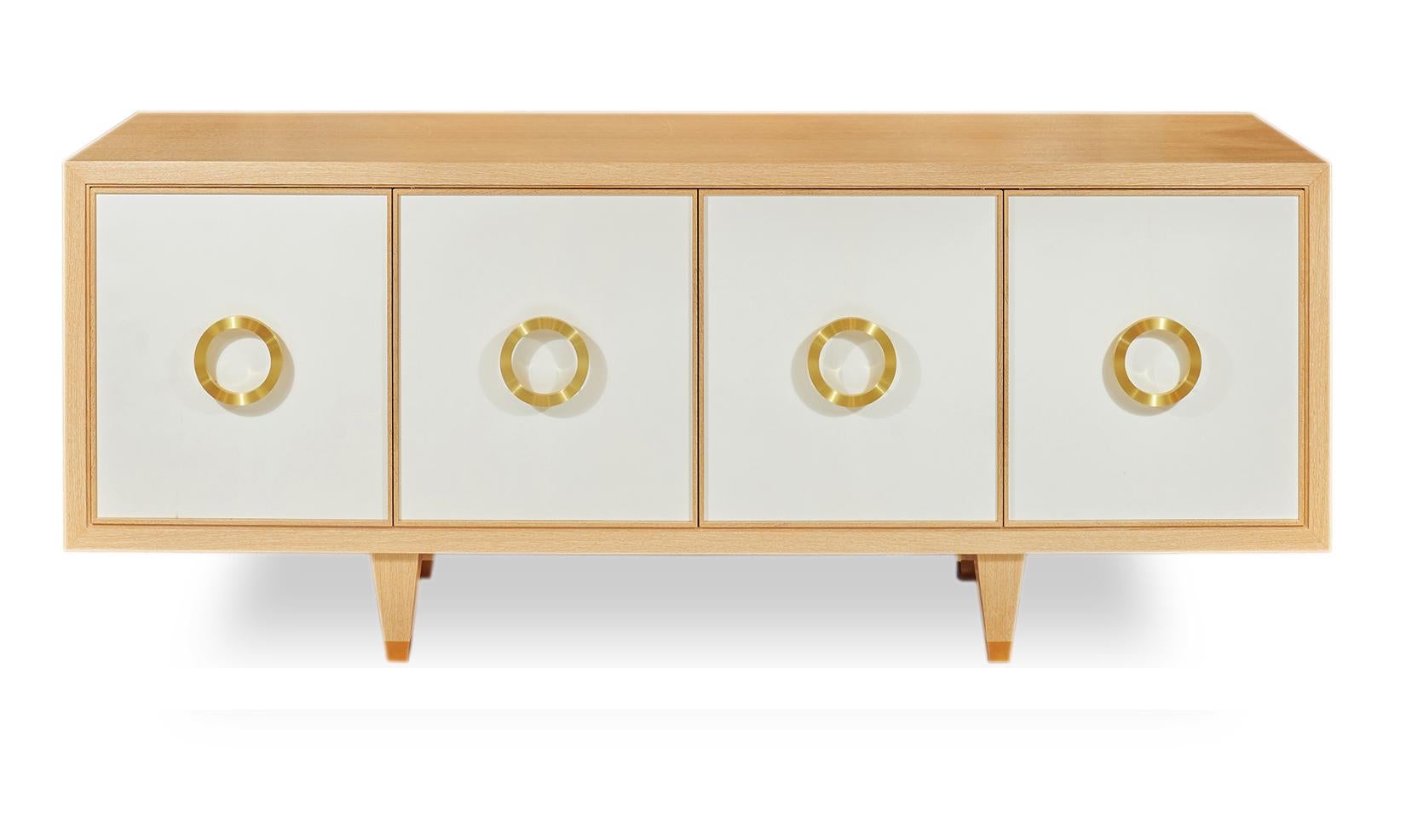 Credenza su misura Chloe in Oak e pergamena con 4 cassetti e tiranti in bronzo.
Questa credenza può essere realizzata su ordinazione. Si prega di informarsi.
Tempi di consegna: 12-14 settimane
Al momento ne abbiamo uno disponibile.
Prezzo su