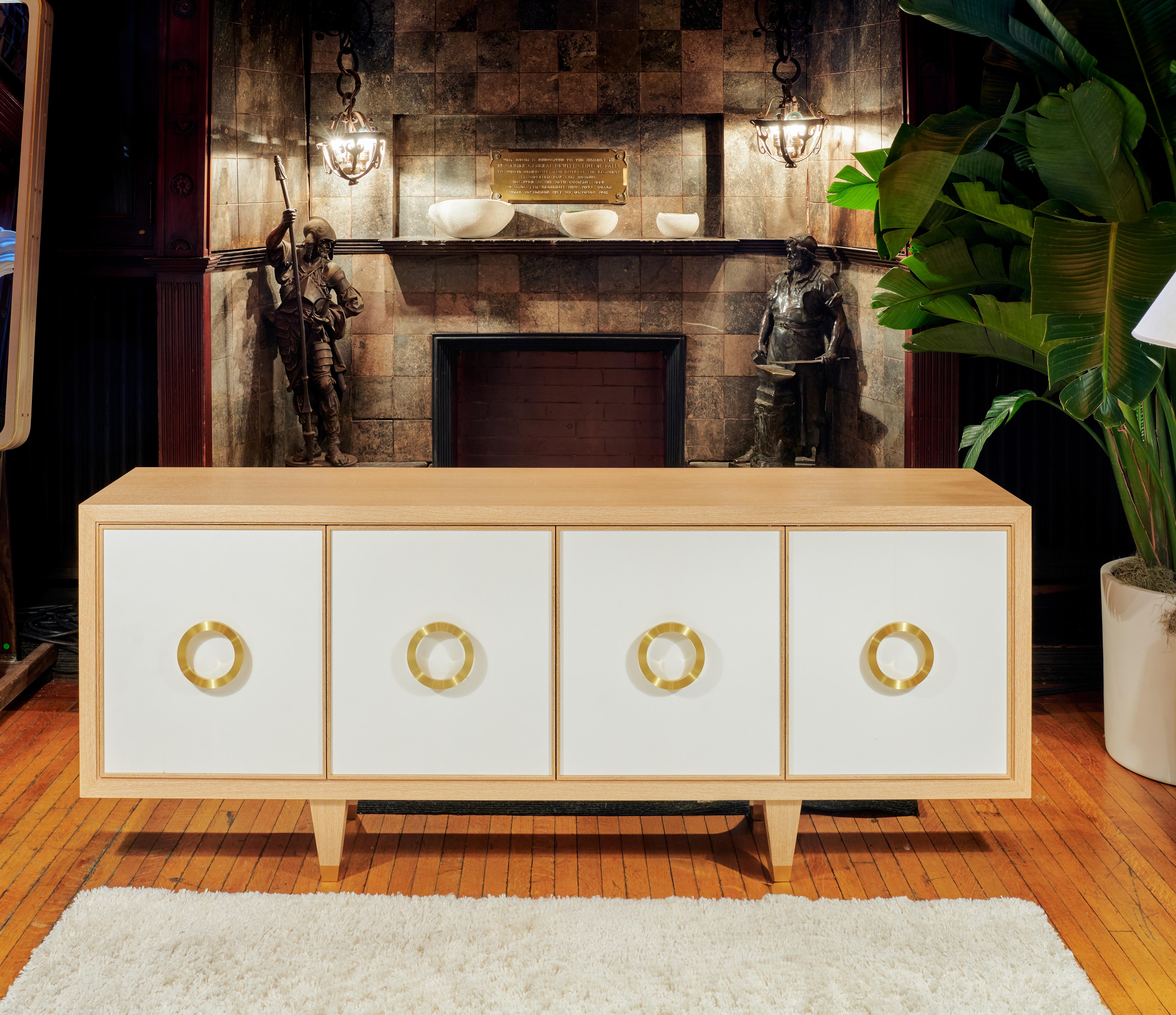 Moderno Credenza su misura Chloe in Oak e pergamena con ante in bronzo in vendita