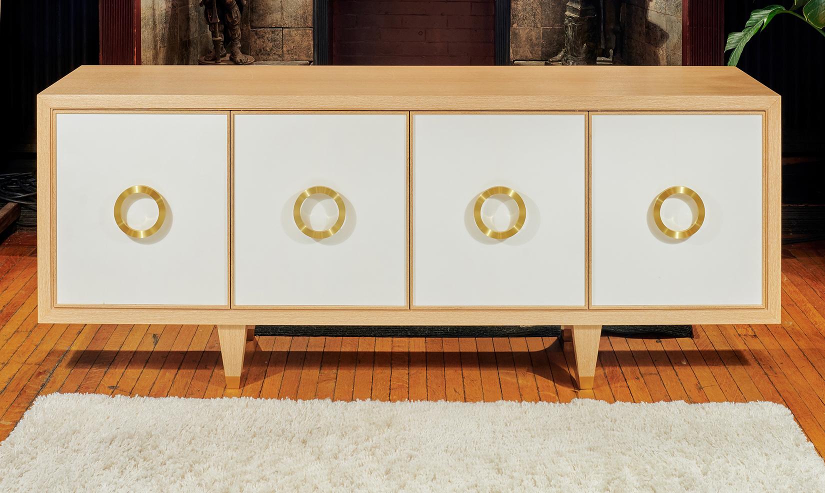 Americano Credenza su misura Chloe in Oak e pergamena con ante in bronzo in vendita
