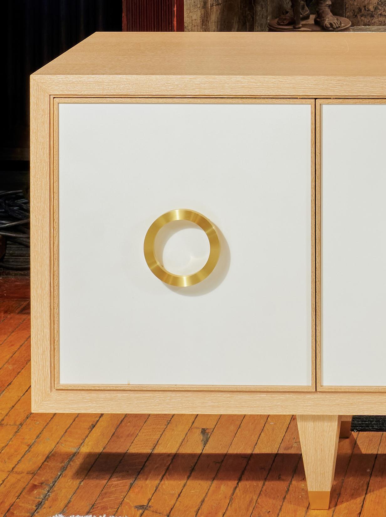 Credenza su misura Chloe in Oak e pergamena con ante in bronzo In condizioni Nuovo in vendita a New York, NY