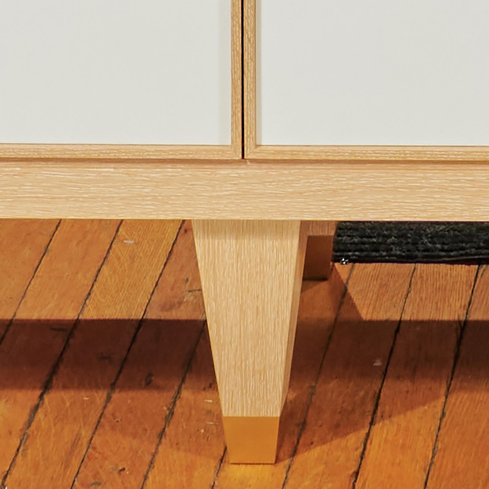 Bronzo Credenza su misura Chloe in Oak e pergamena con ante in bronzo in vendita