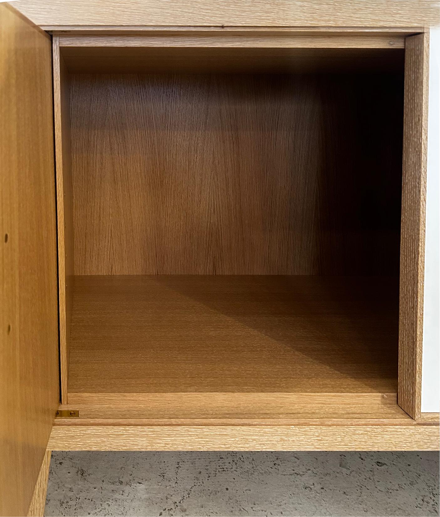 Credenza su misura Chloe in Oak e pergamena con ante in bronzo in vendita 1